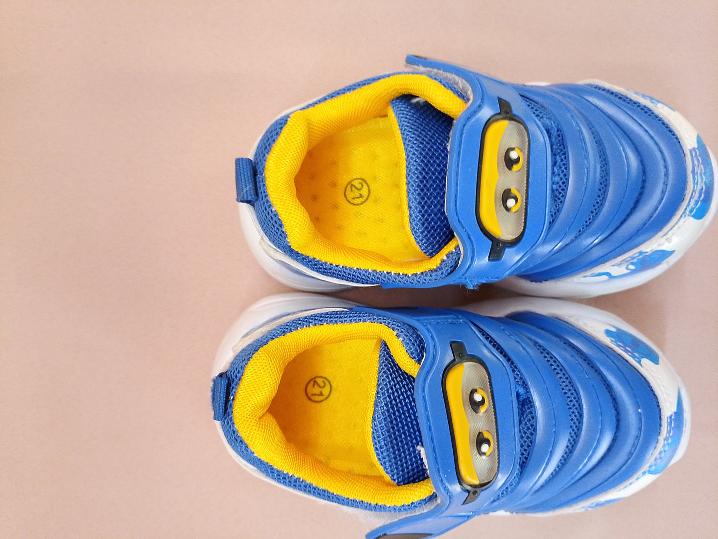 Adidași "Minion" pentru copii - Stai la modă cu personajele tale preferate! Marimea 21.