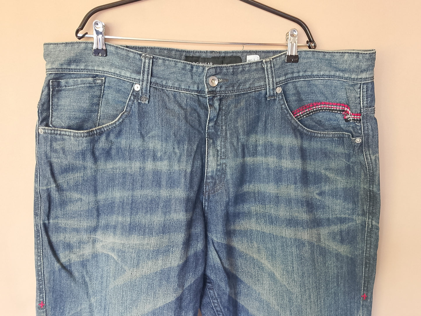 Blugi Rocawear, Stil Urban cu Cusături Roșii - Autenticitate și Stil!