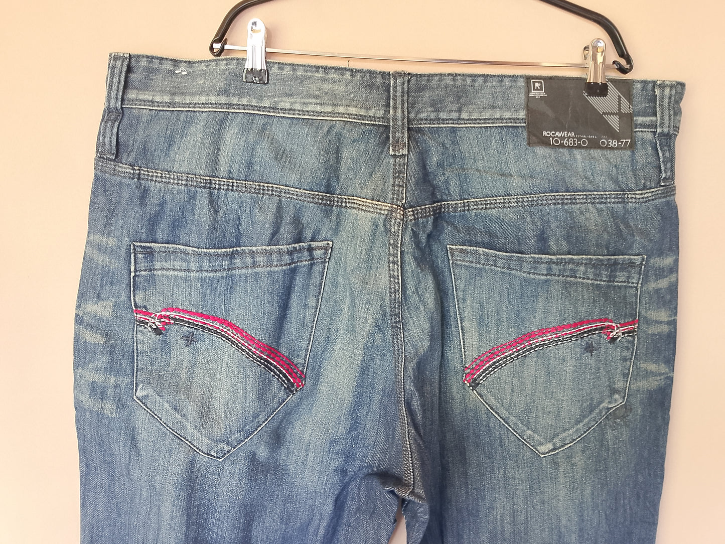 Blugi Rocawear, Stil Urban cu Cusături Roșii - Autenticitate și Stil!