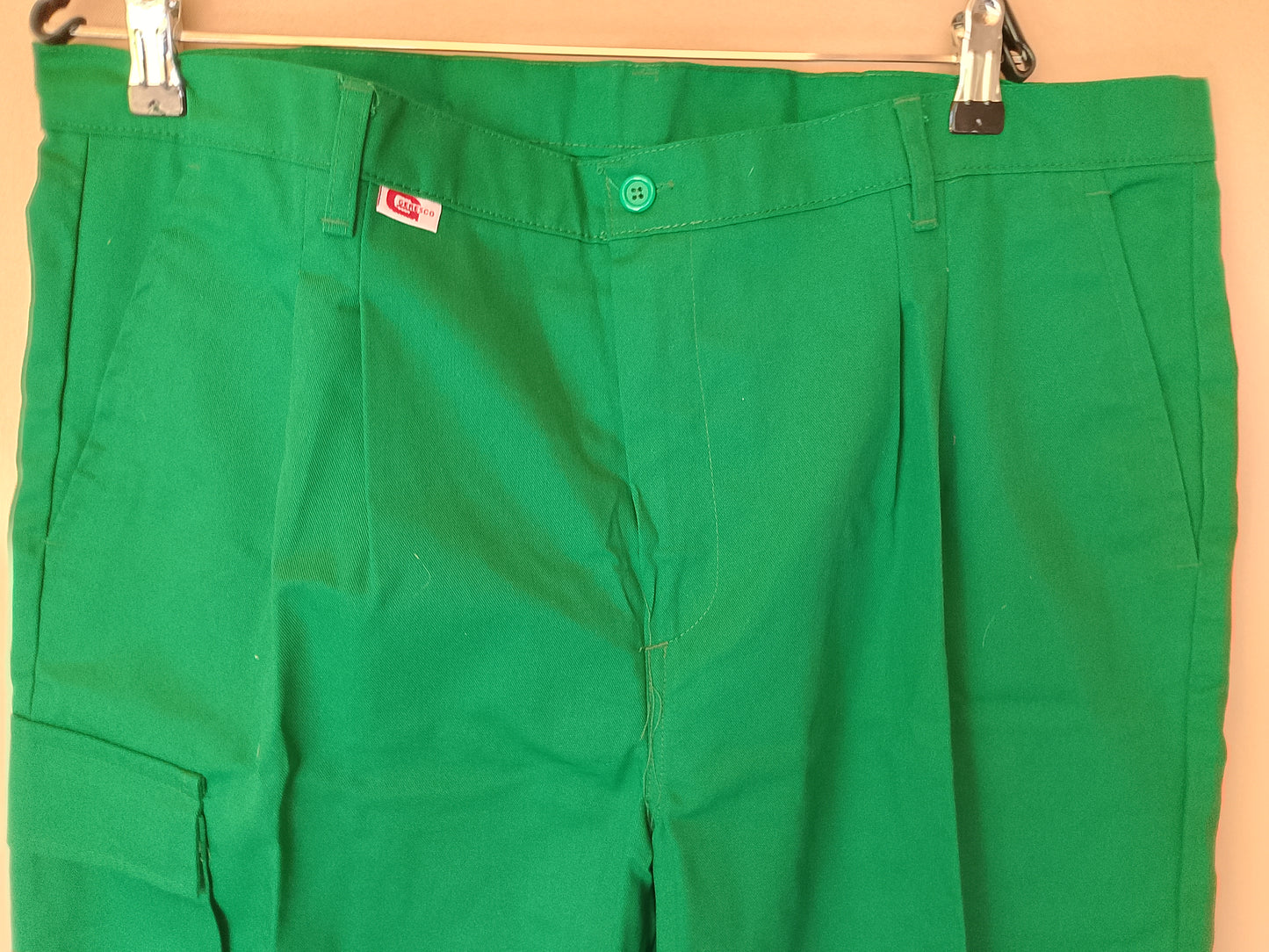 Pantaloni de lucru verzi, mărimea 52 - Îmbină stilul cu utilitatea!