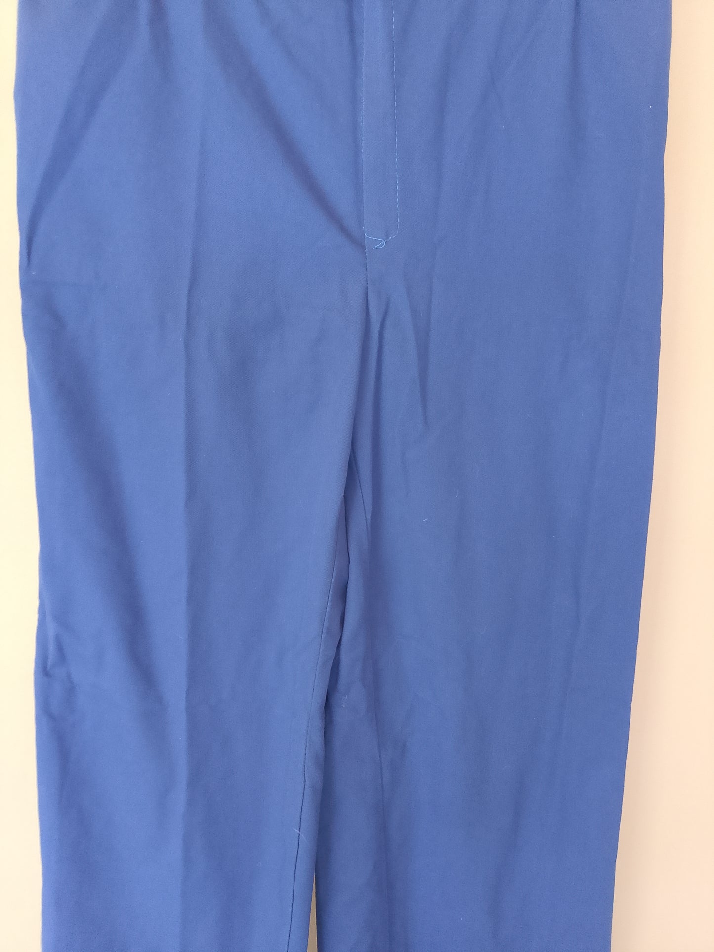 Pantaloni de lucru bleumarin- Un echipament de bază, funcțional și rezistent!