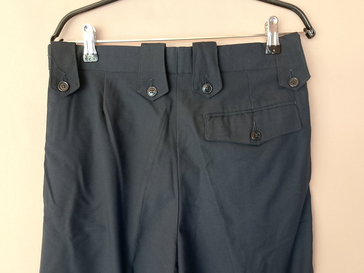 Pantaloni eleganți bărbați, negri, cu dungi albe - Perfect pentru o ținută business sau casual smart!. Marime 40