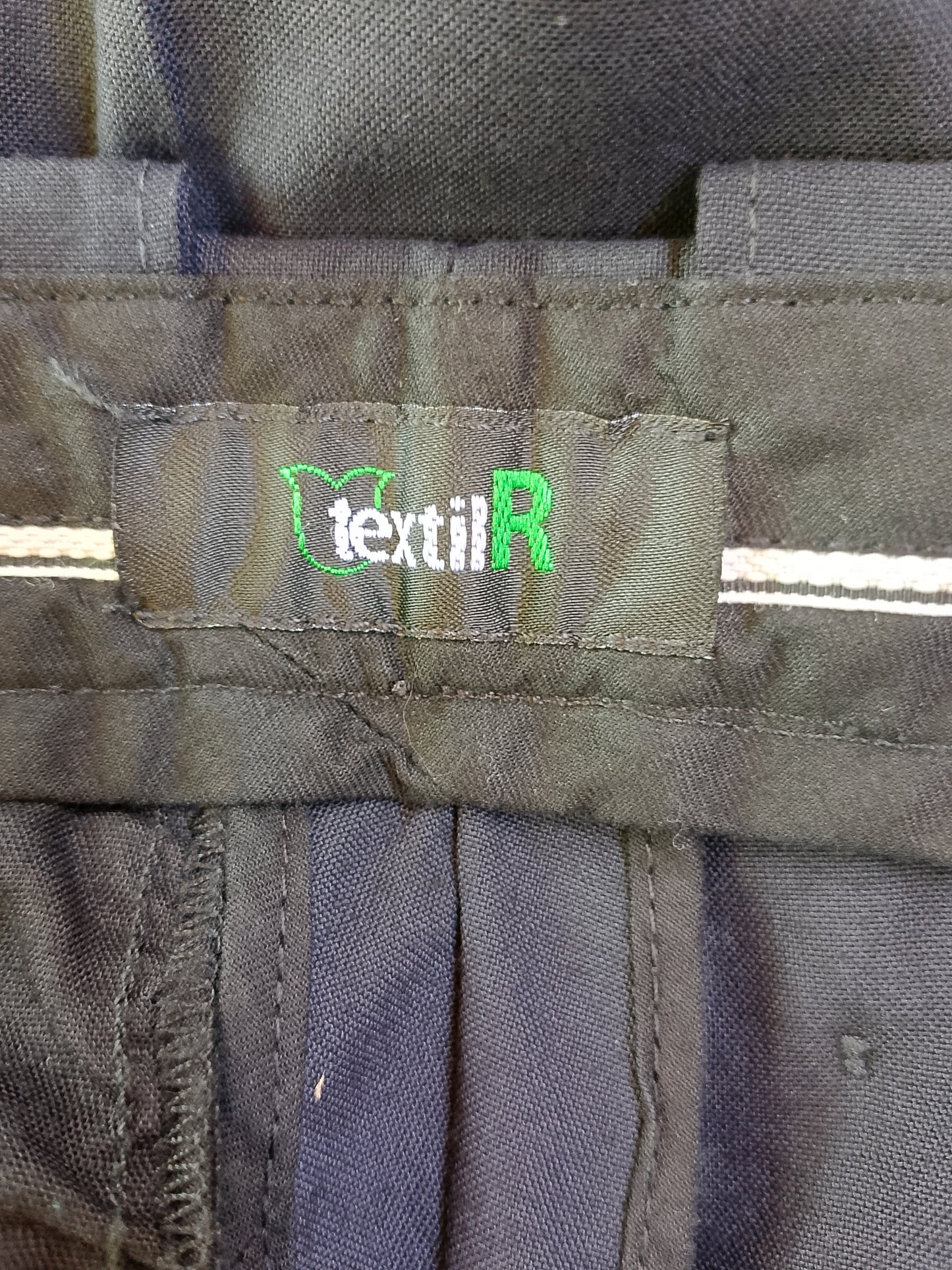 Pantaloni eleganți bărbați, negri, cu dungi albe - Perfect pentru o ținută business sau casual smart!. Marime 40