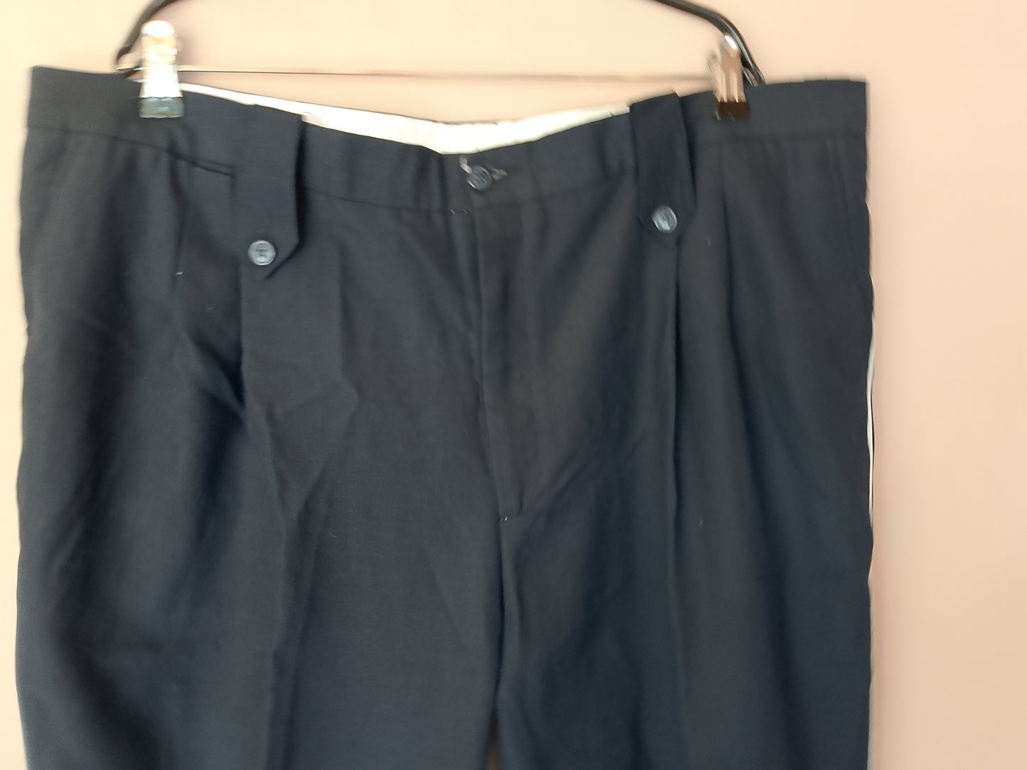 Pantaloni bărbați croi clasic, negri cu dungă laterală albă - Eleganță și stil la un preț avantajos! Marime 56
