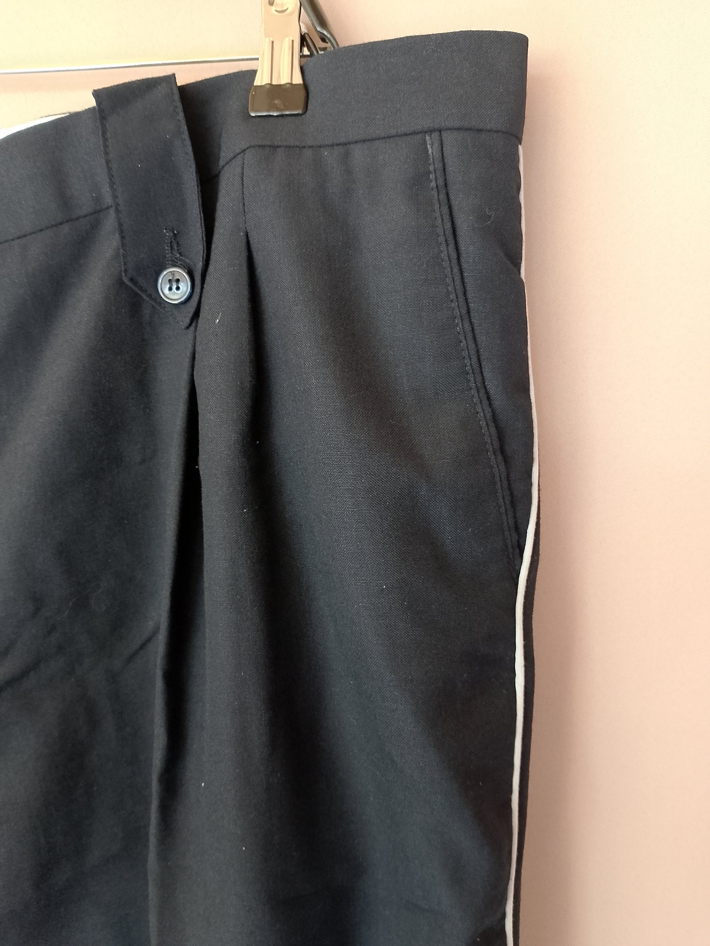 Pantaloni bărbați croi clasic, negri cu dungă laterală albă - Eleganță și stil la un preț avantajos! Marime 56