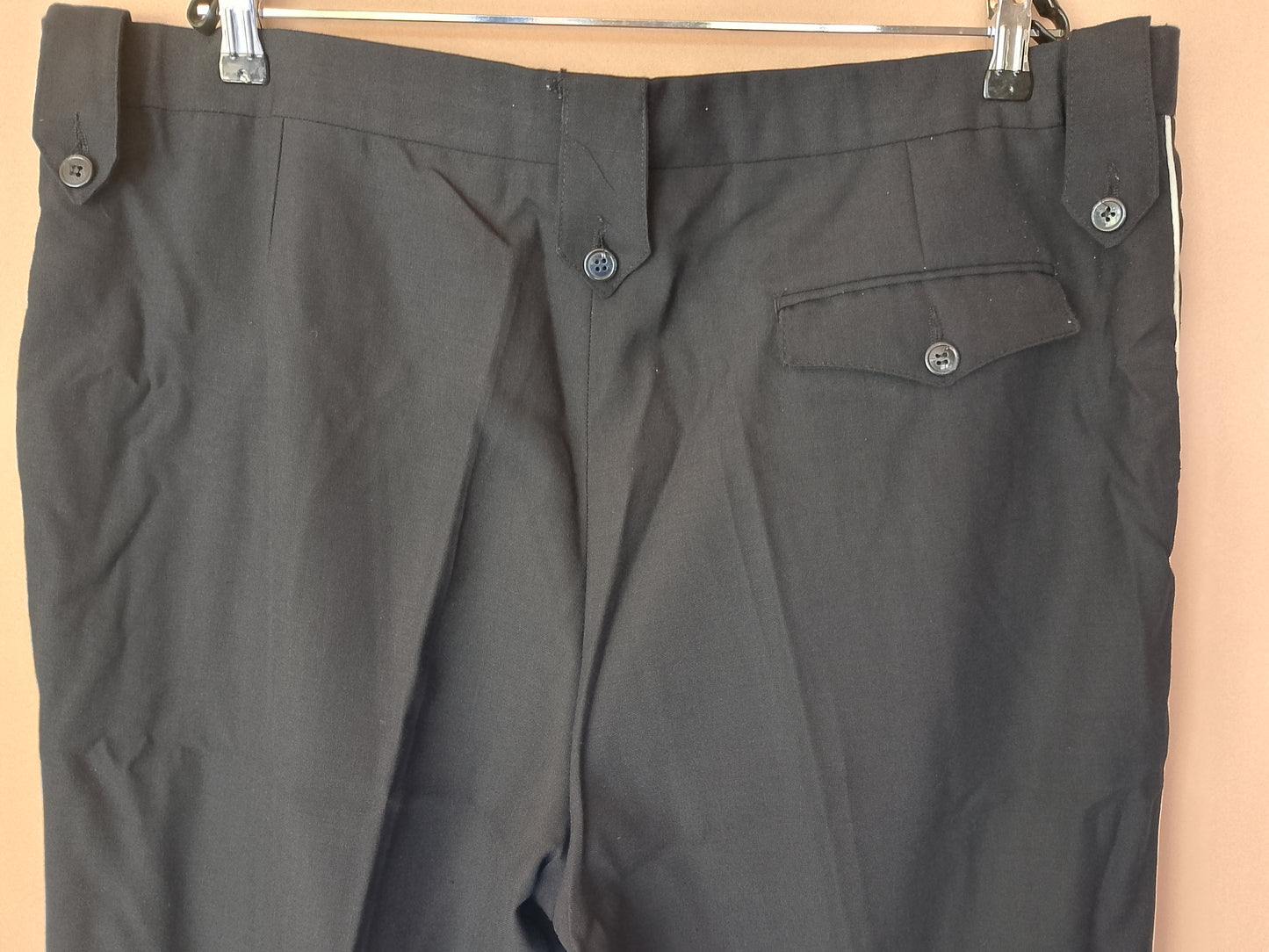 Pantaloni bărbați croi clasic, negri cu dungă laterală albă - Eleganță și stil la un preț avantajos! Marime 56