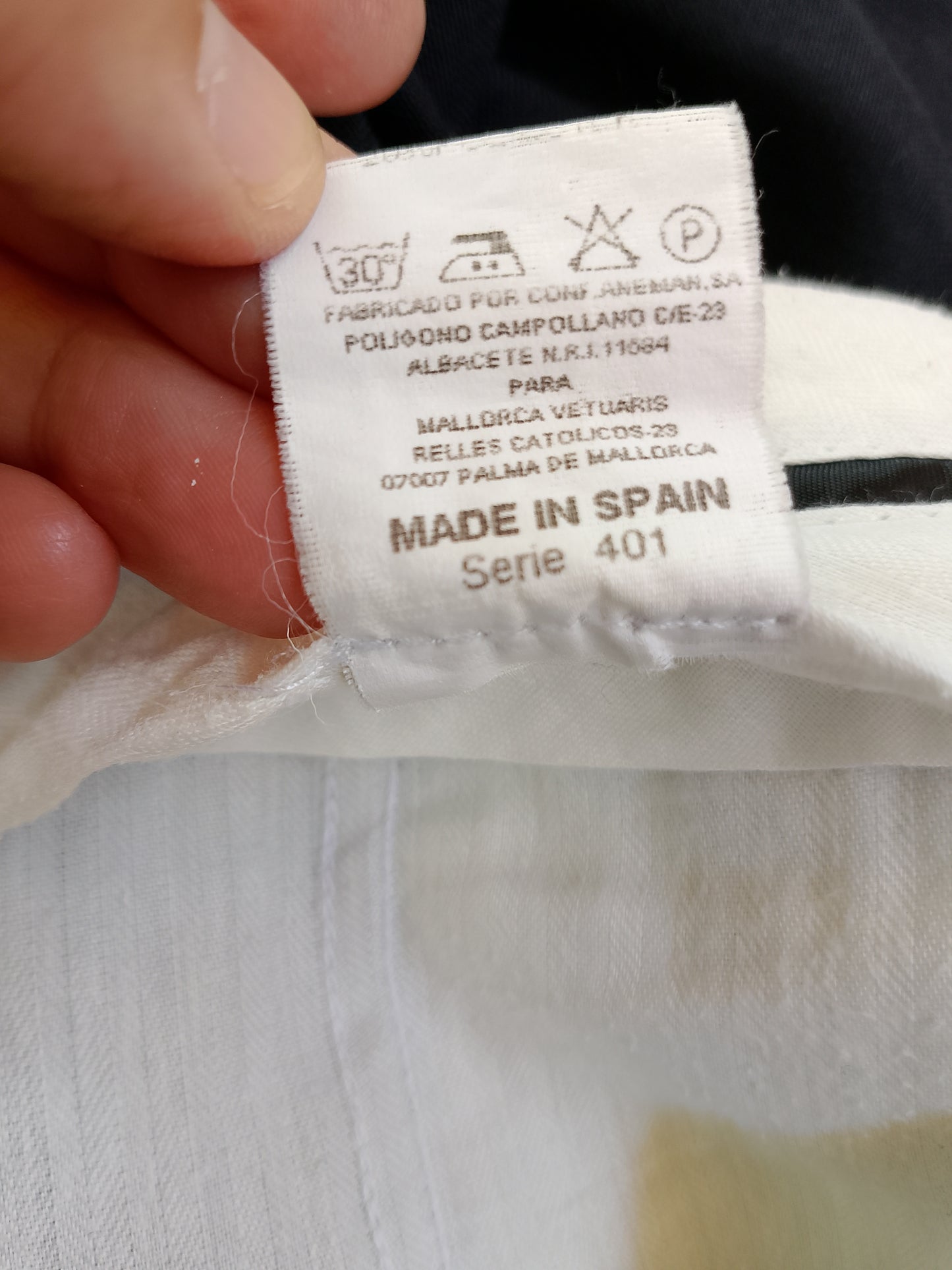 Pantaloni bărbați croi clasic, negri cu dungă laterală albă - Eleganță și stil la un preț avantajos! Marime 56