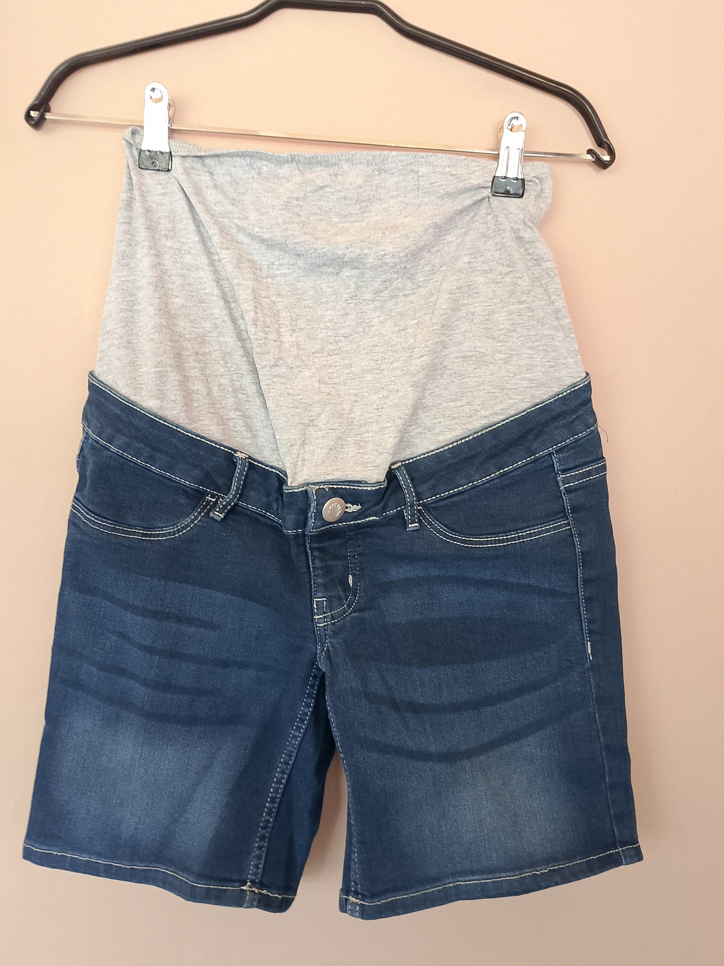 Scapă de disconfort și bucură-te de sarcină cu acești pantaloni scurți de maternitate Esmara! Marime 34