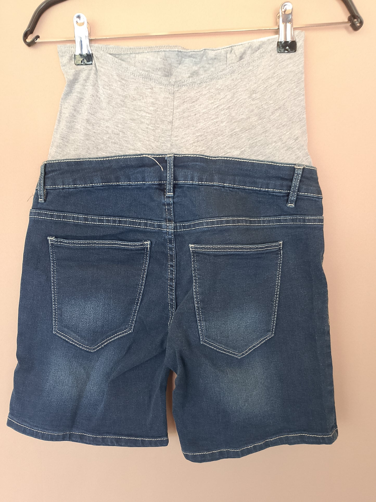 Scapă de disconfort și bucură-te de sarcină cu acești pantaloni scurți de maternitate Esmara! Marime 34