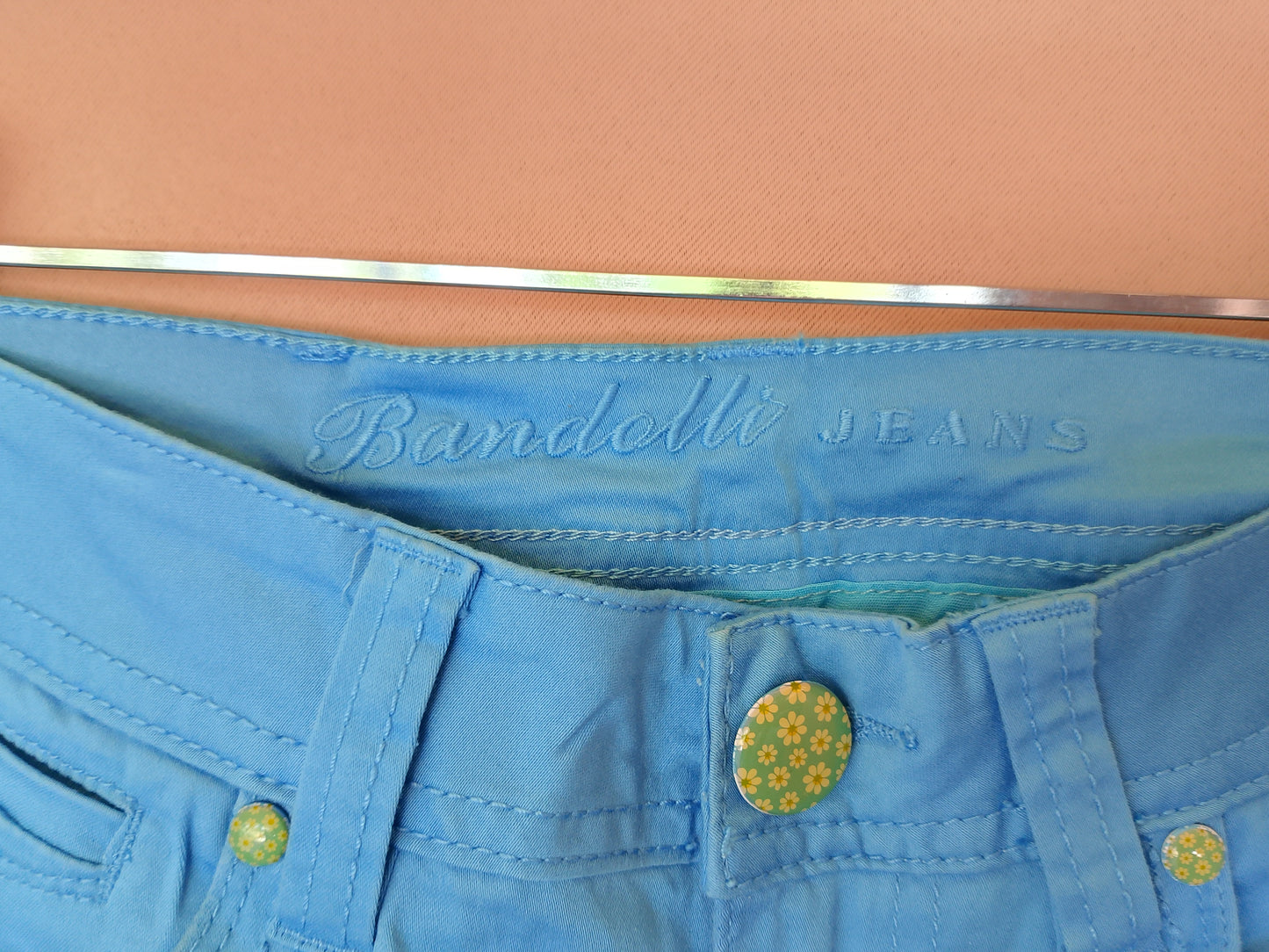 Pantaloni slim fit de damă, turcoaz – O pată de culoare în garderoba ta!