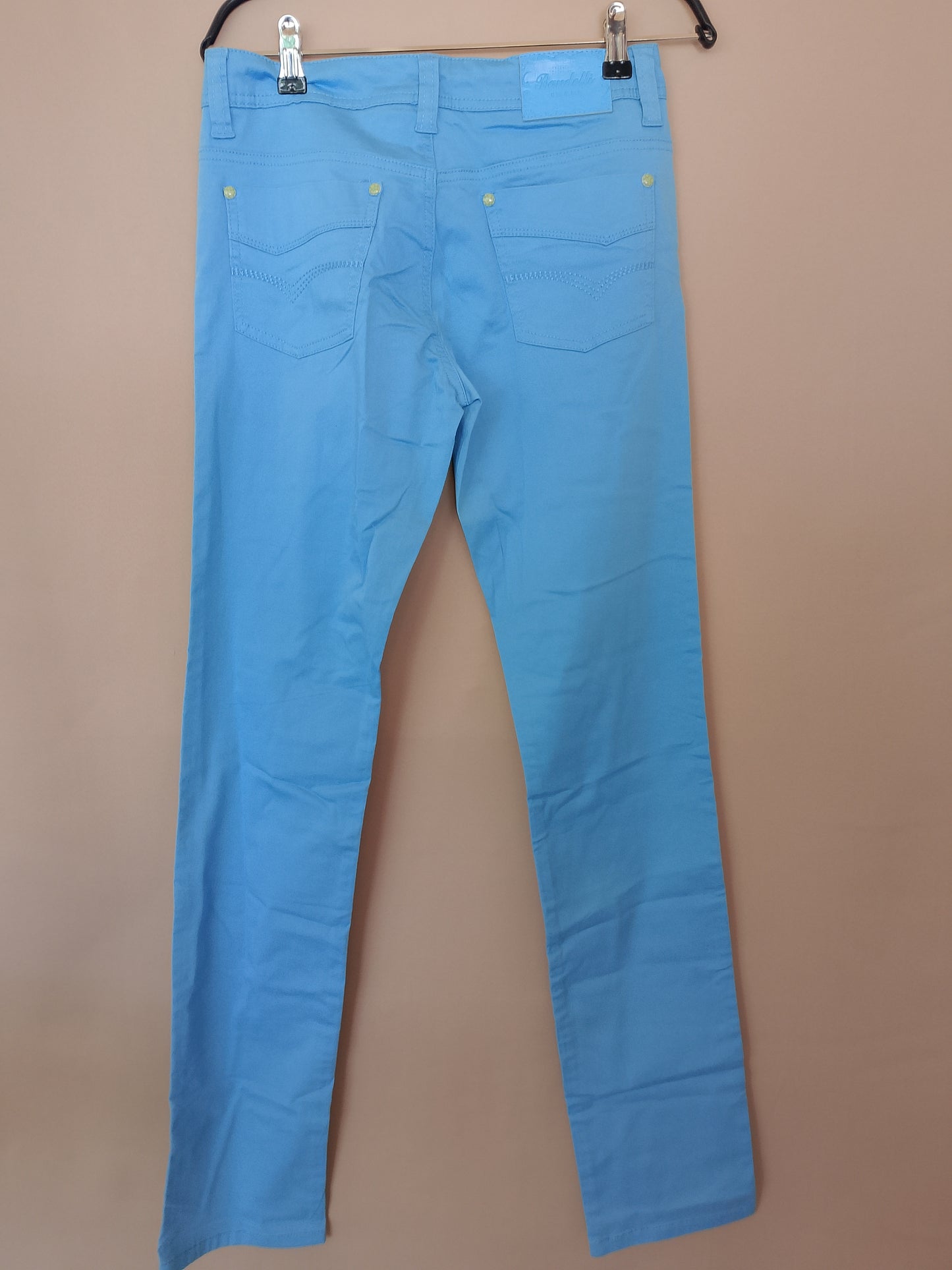 Pantaloni slim fit de damă, turcoaz – O pată de culoare în garderoba ta!