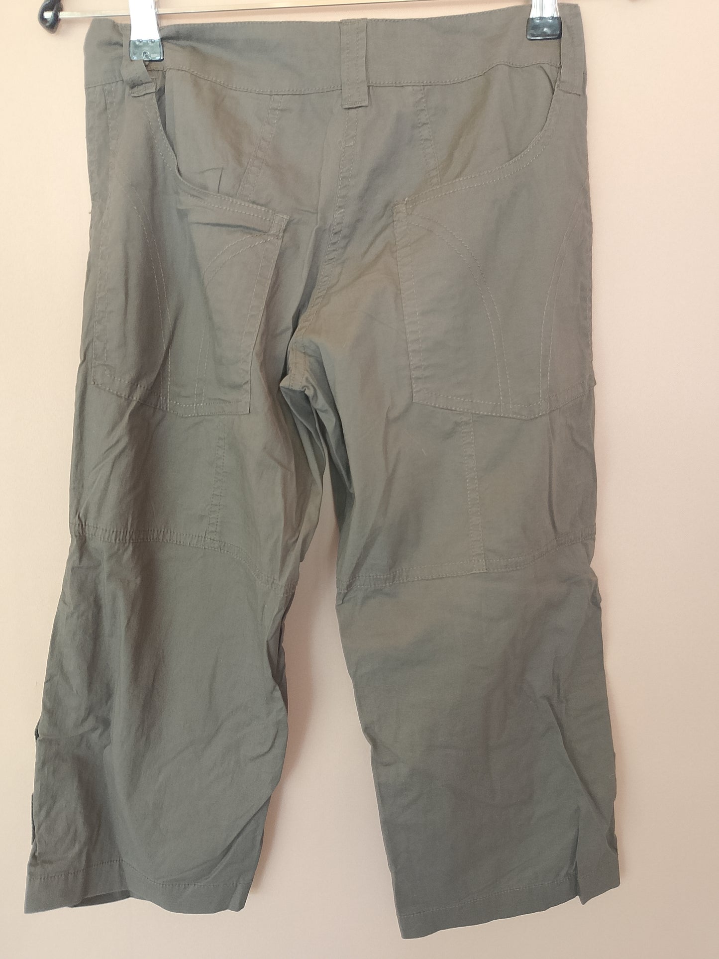 Pantaloni Capri de damă, model cargo, culoarea kaki – Stare perfectă, cu etichetă!