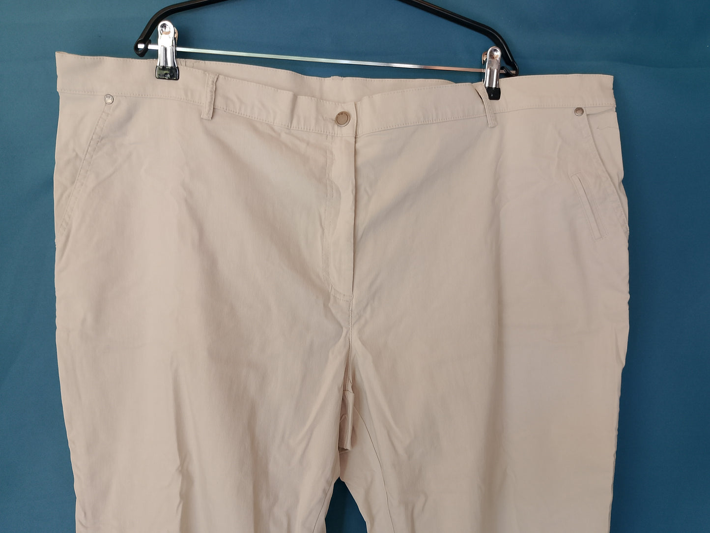Pantaloni Capri Confortabili, Culoare Bej, Mărimea 56 (XXL) - Perfecți pentru zilele calde!
