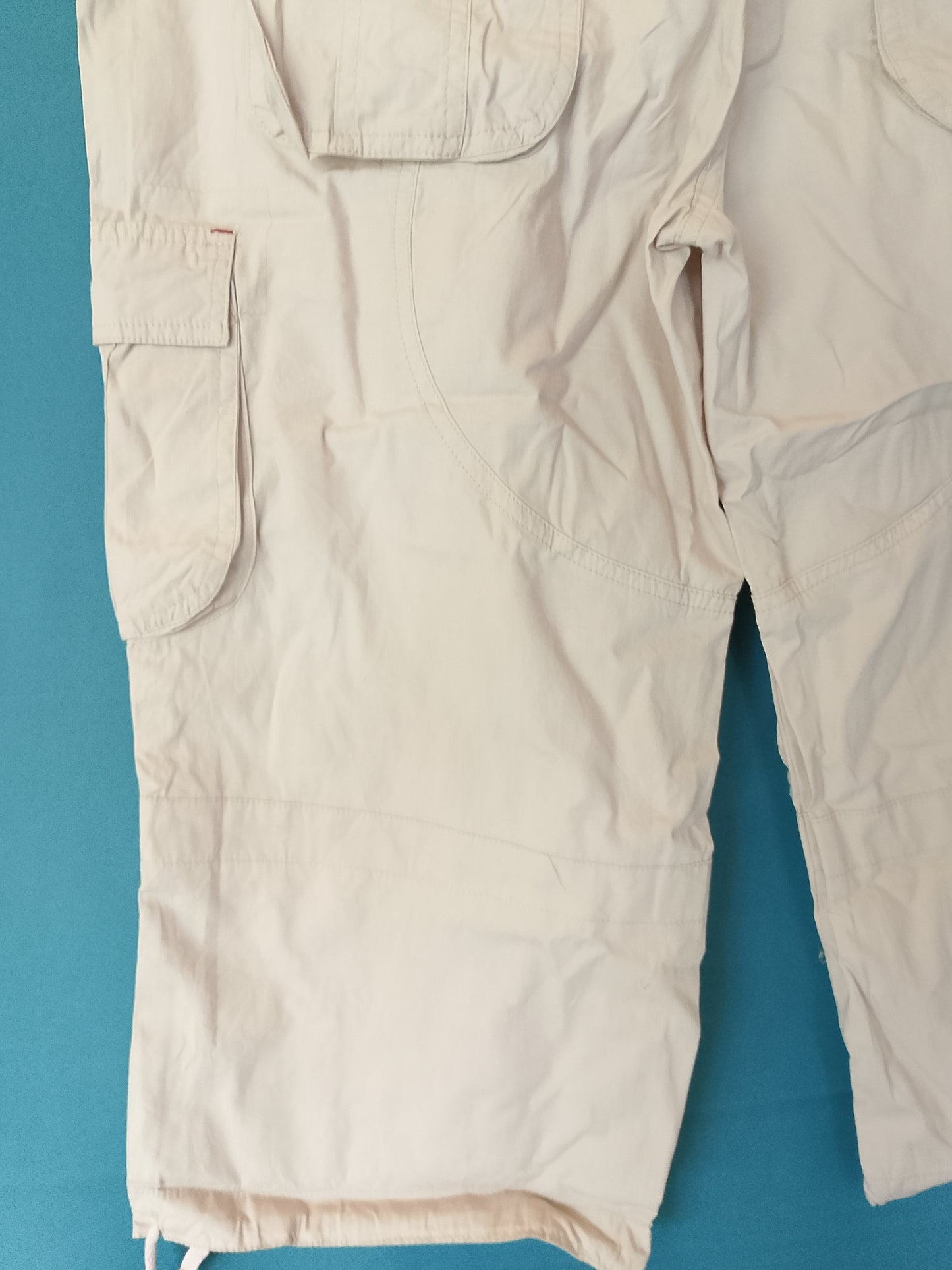 Bermudaș/Pantaloni 3/4 cargo, cu buzunare laterale, culoare bej deschis. Marime XL.