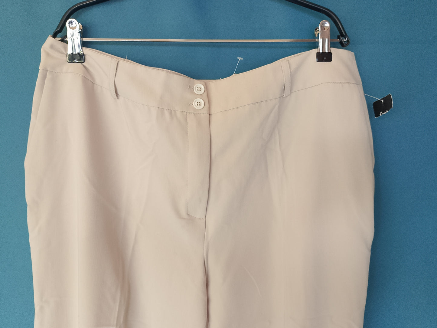 Pantaloni eleganți, crem, croială clasică, ideali pentru birou sau evenimente speciale. Marime 54