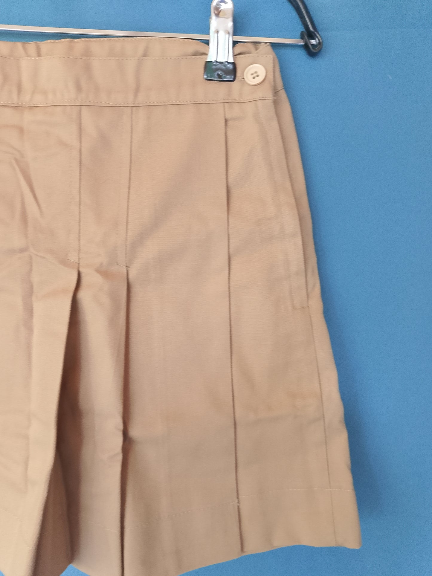 Fustă- pantaloni scurtă bej, elegantă și versatilă, cu pliseuri, ideală pentru ținute casual-chic
