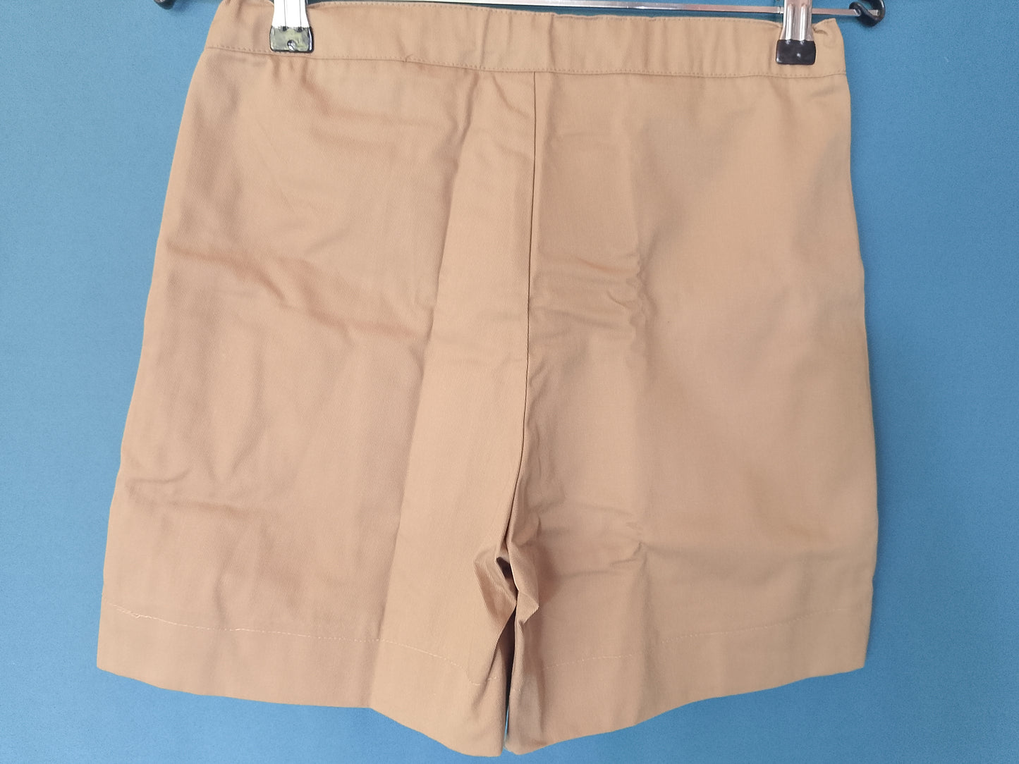 Fustă- pantaloni scurtă bej, elegantă și versatilă, cu pliseuri, ideală pentru ținute casual-chic