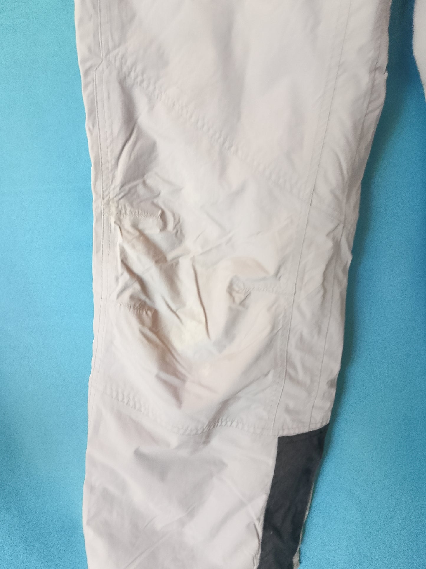 Pantaloni de schi bej, tehnici și rezistenți, ideali pentru performanțe pe pârtie. Marimea XXL.
