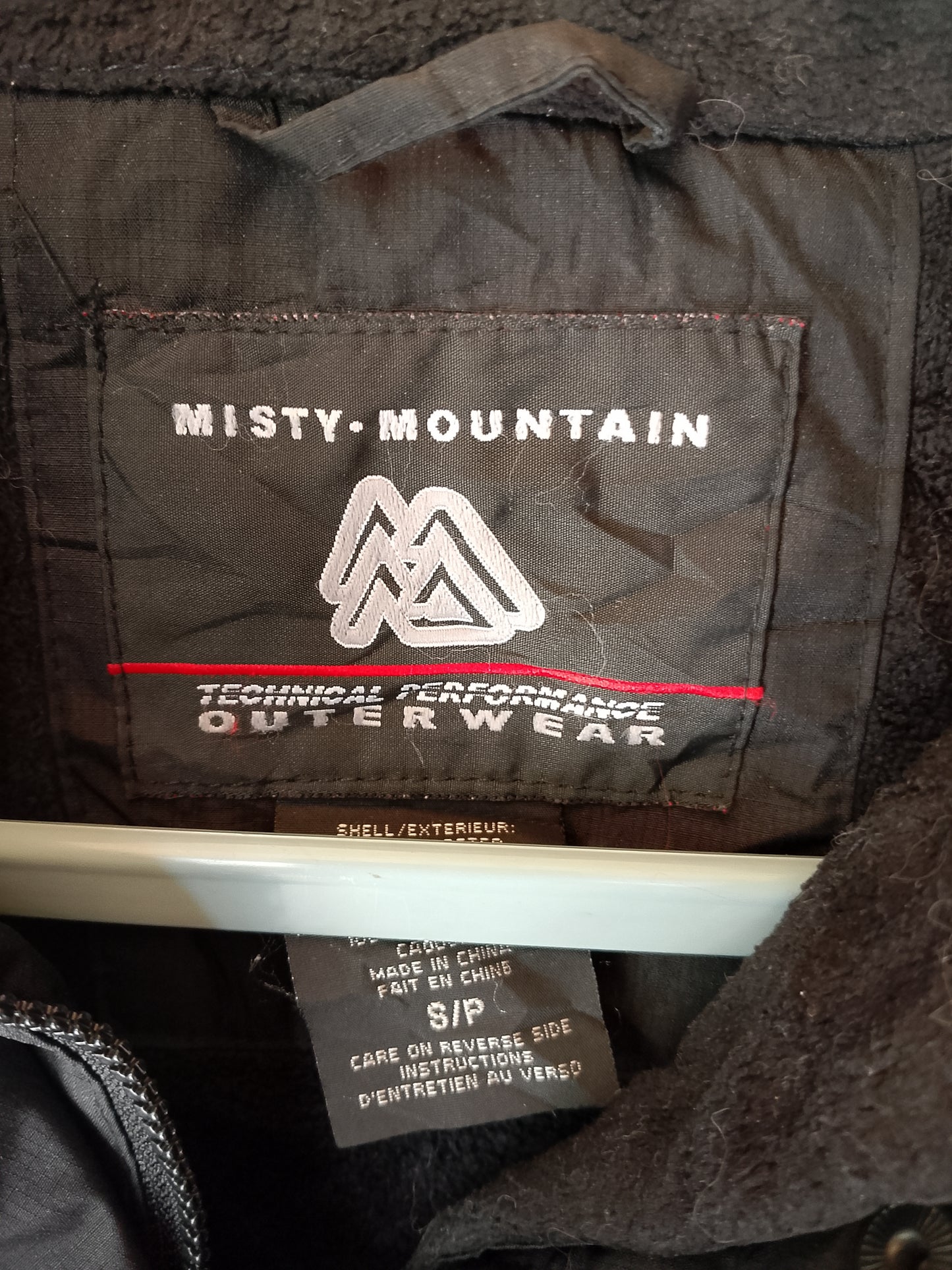 Geacă neagră tehnică Misty Mountain, cu glugă, pentru outdoor - uzată dar funcțională. Marimea S.
