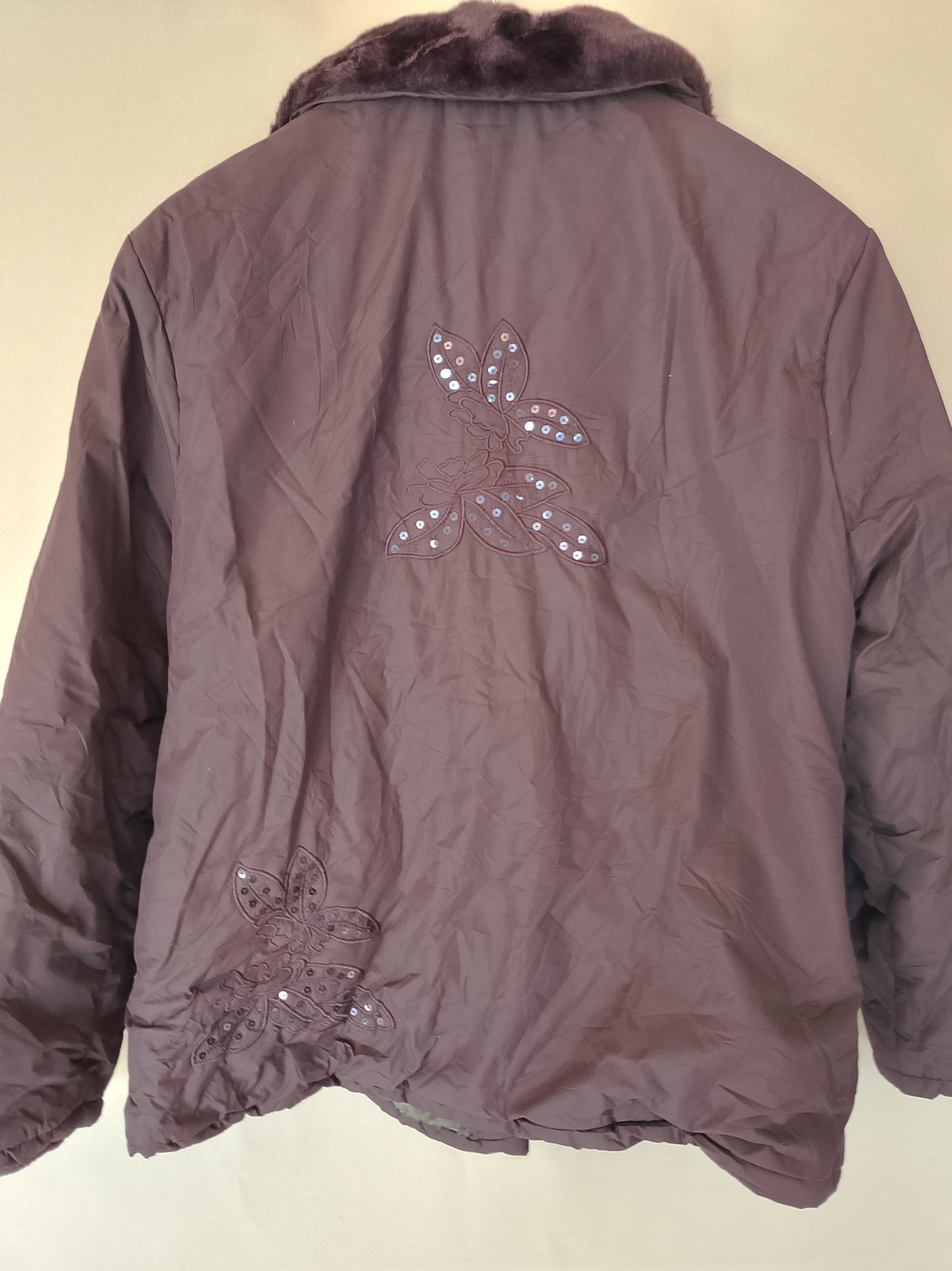 Geacă groasă, maro, cu guler din blană și broderie, stil elegant pentru iarnă.