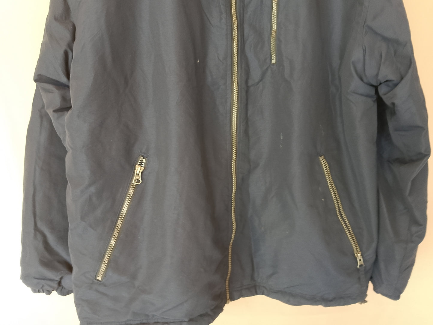 Geacă groasă, reversibilă, bleumarin cu căptușeală fleece gri.