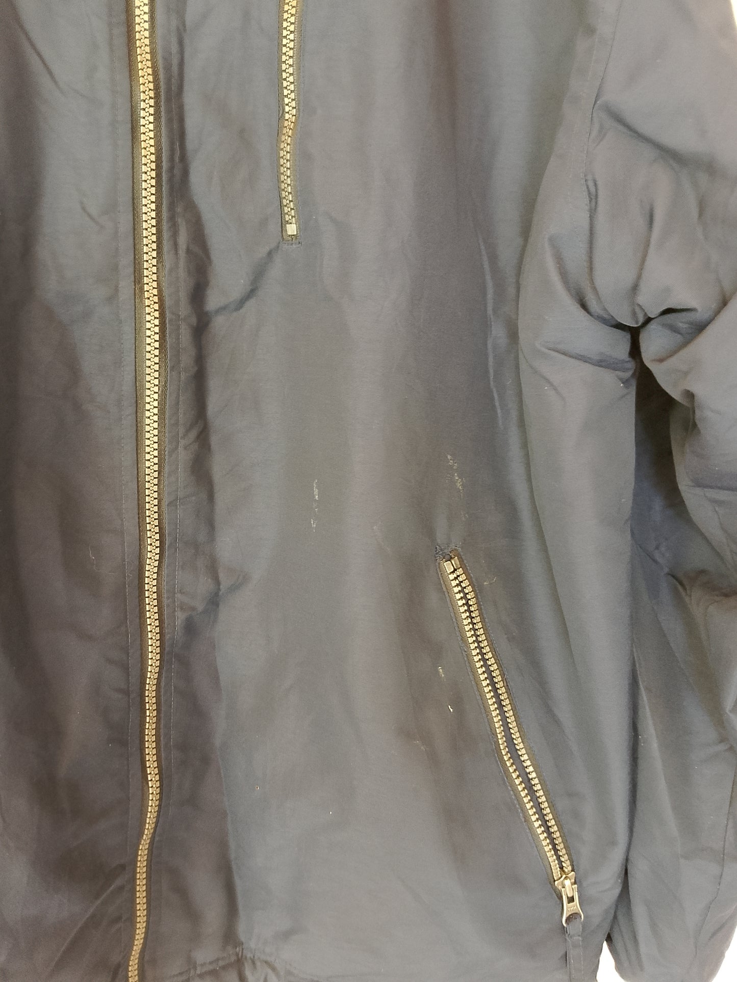 Geacă groasă, reversibilă, bleumarin cu căptușeală fleece gri.