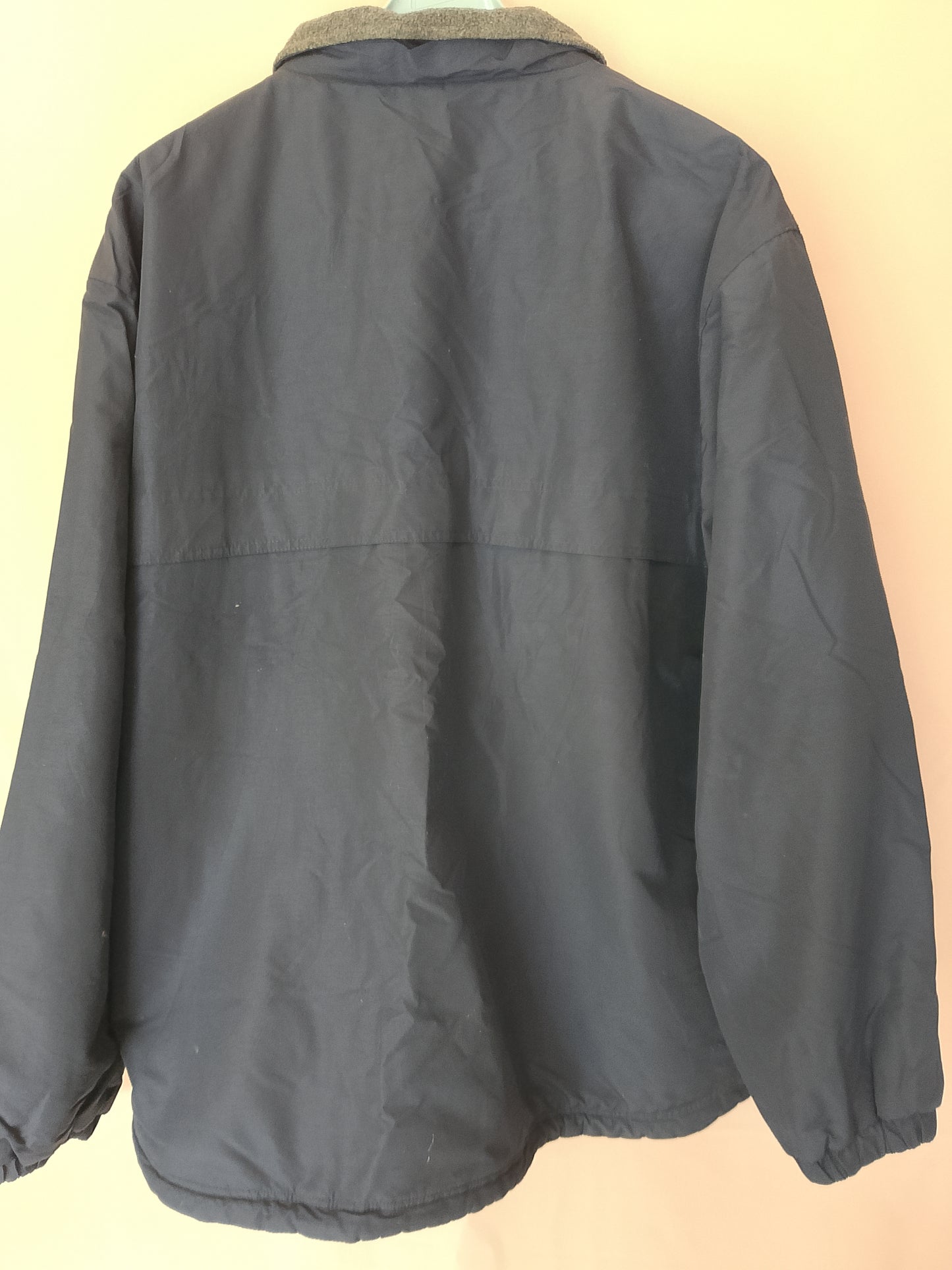 Geacă groasă, reversibilă, bleumarin cu căptușeală fleece gri.