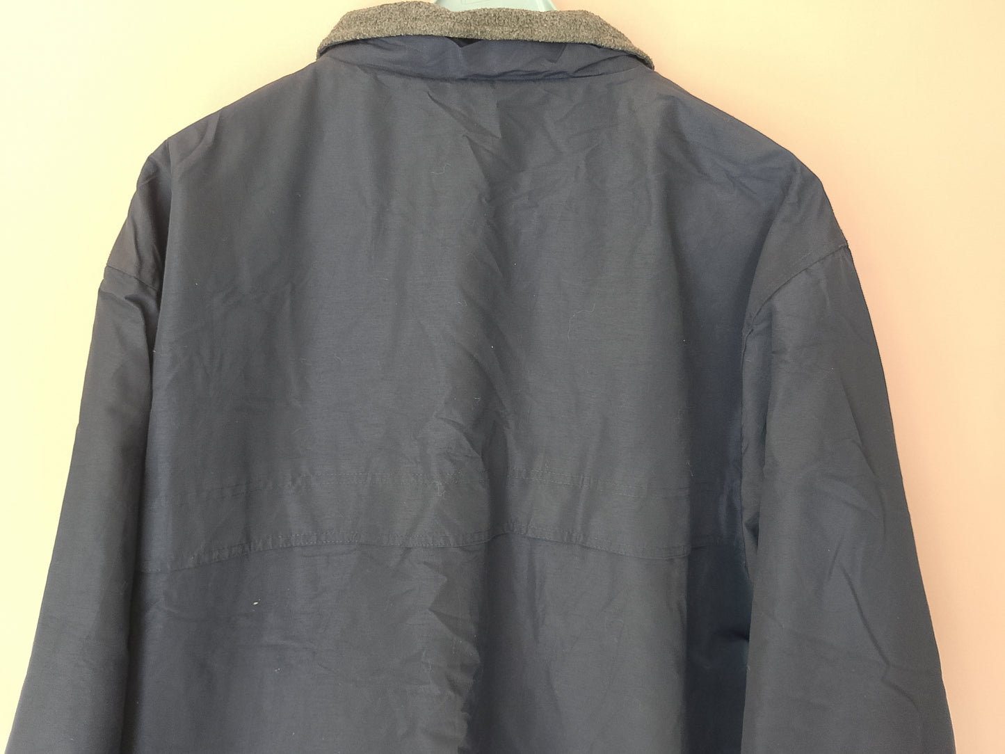 Geacă groasă, reversibilă, bleumarin cu căptușeală fleece gri.