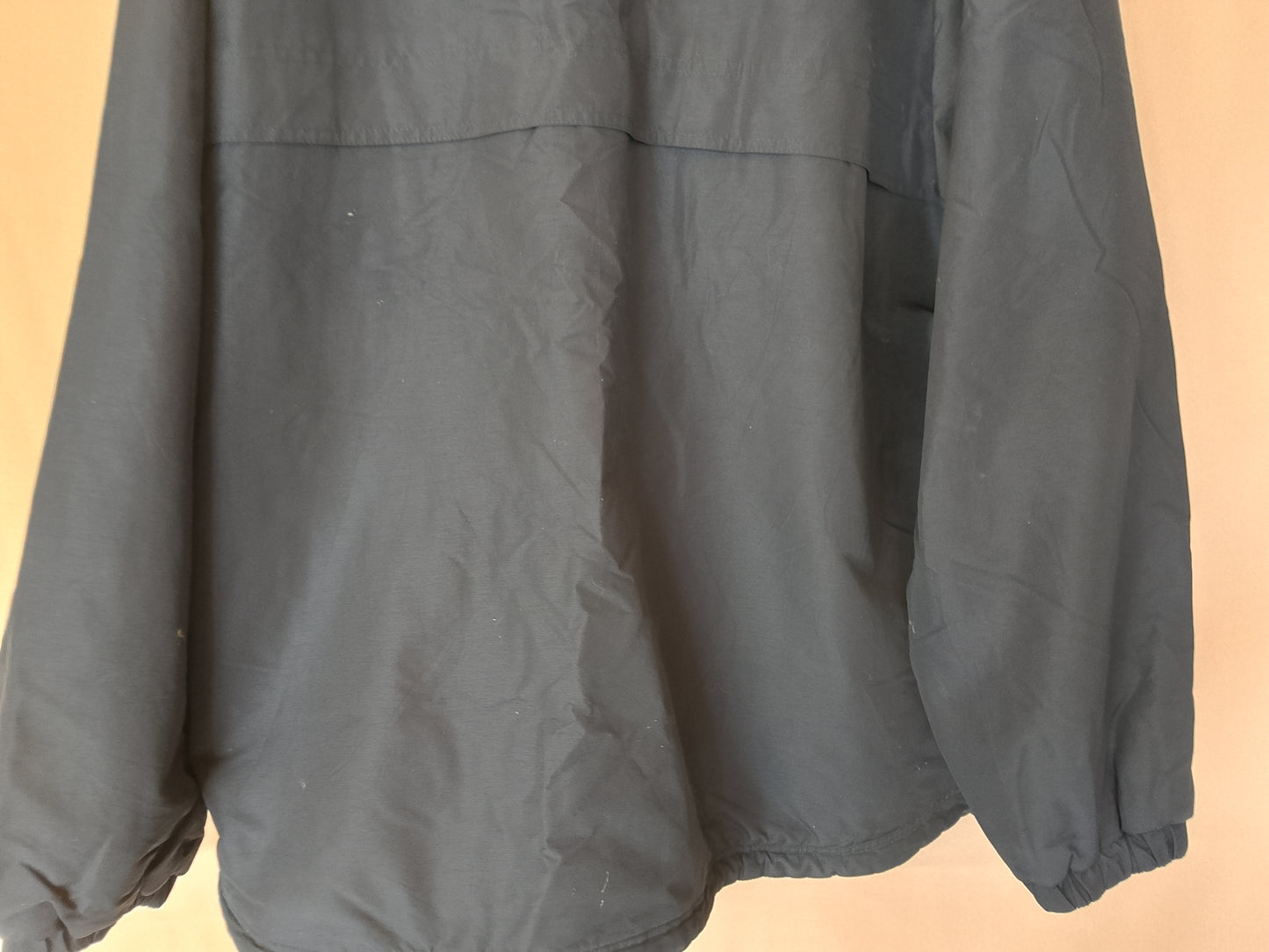 Geacă groasă, reversibilă, bleumarin cu căptușeală fleece gri.