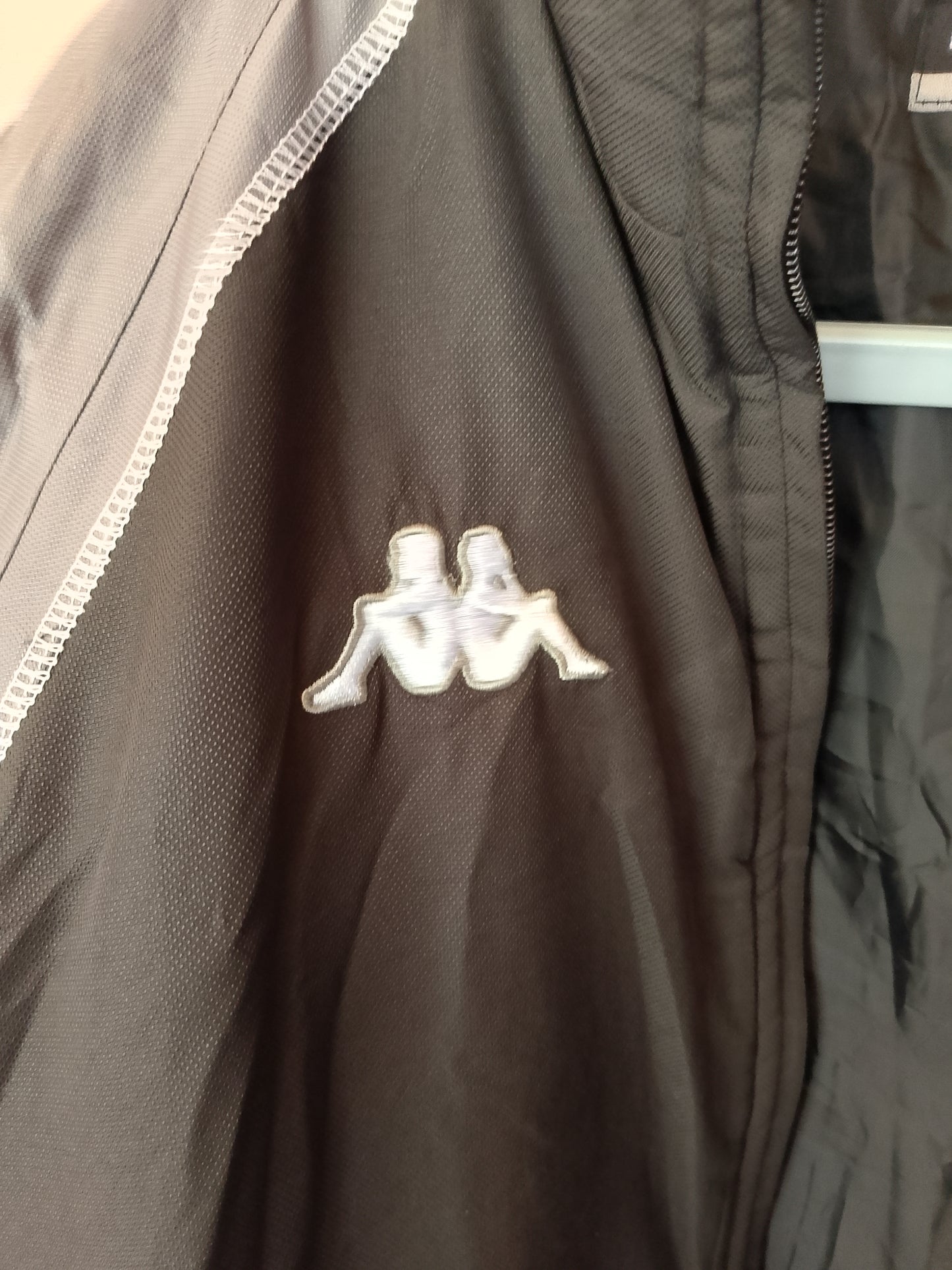 Geacă sport Kappa, mărimea M - Stil retro și funcționalitate pentru un look cool!