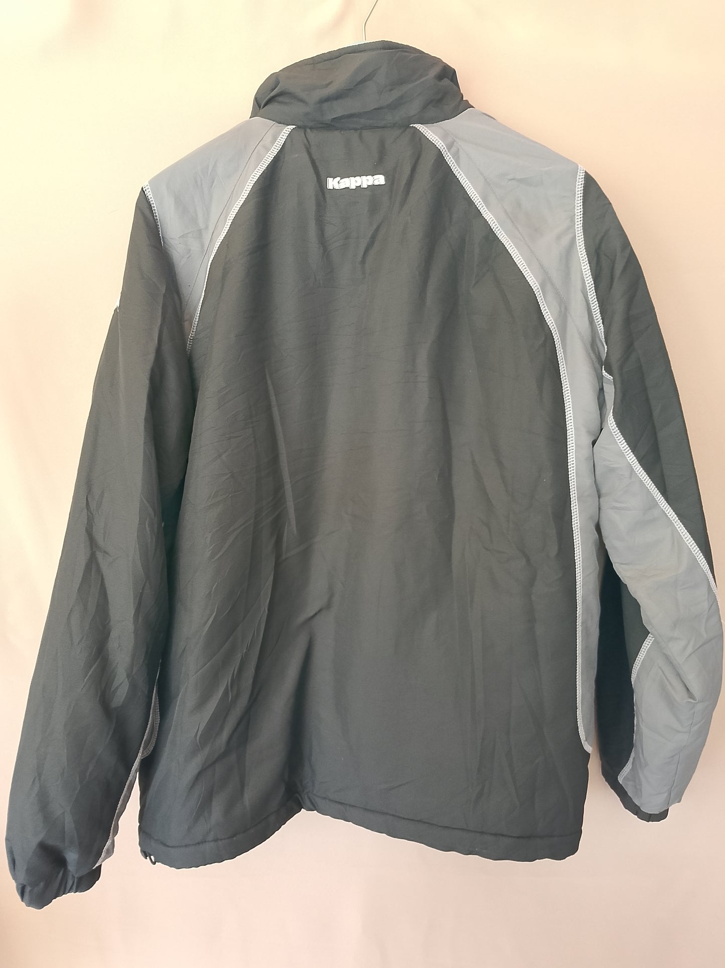 Geacă sport Kappa, mărimea M - Stil retro și funcționalitate pentru un look cool!