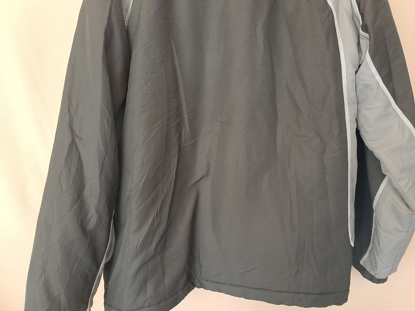Geacă sport Kappa, mărimea M - Stil retro și funcționalitate pentru un look cool!