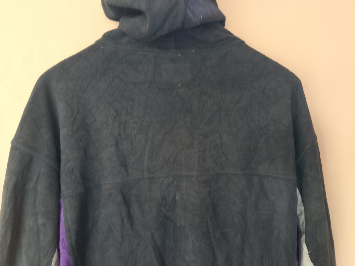 Geacă de fleece cu glugă, stil retro, brand FedEx. Fermoar defect.