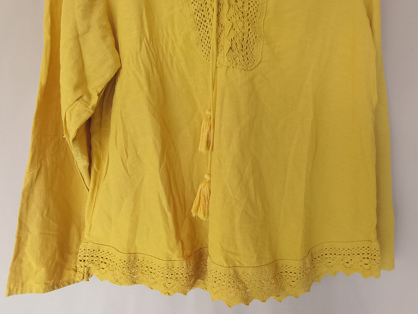 Bluză lejeră, galbenă, cu broderie și ciucuri - Cortefiel - Stil boem și rafinat. Marime M.