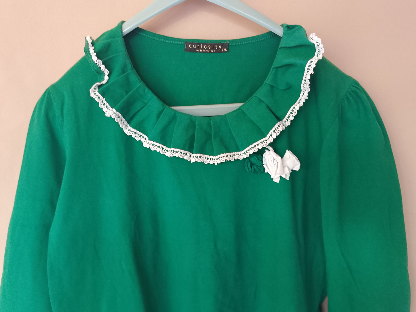 Elegant și cochet: Bluză verde cu volănaș și fundiță decorativă. Marime SXL.