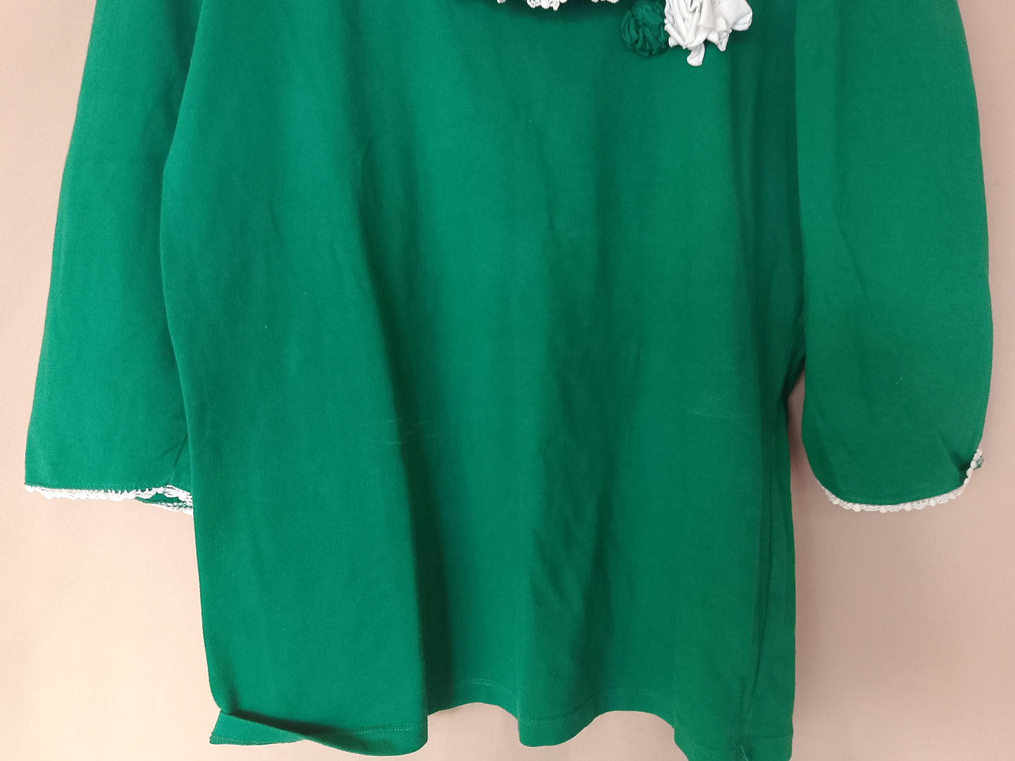 Elegant și cochet: Bluză verde cu volănaș și fundiță decorativă. Marime SXL.