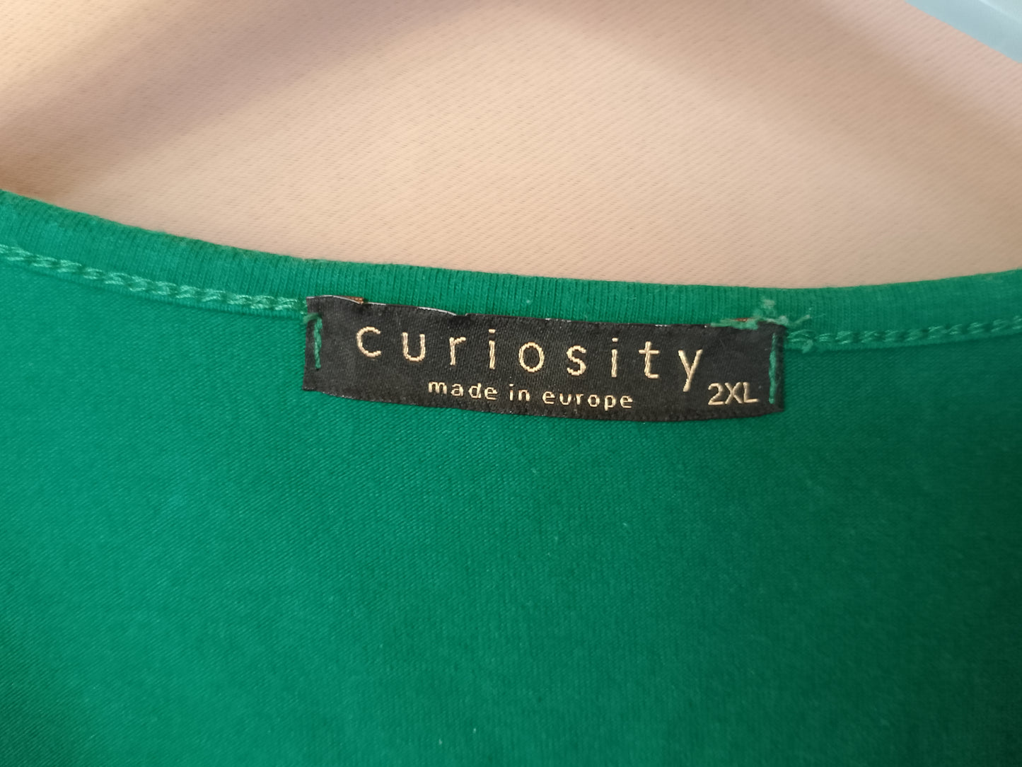 Elegant și cochet: Bluză verde cu volănaș și fundiță decorativă. Marime SXL.