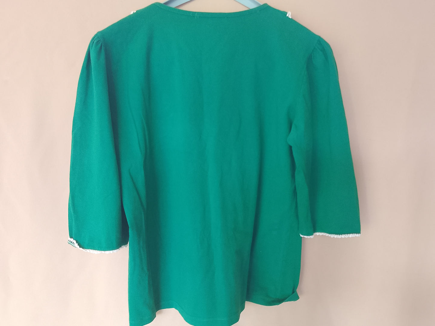 Elegant și cochet: Bluză verde cu volănaș și fundiță decorativă. Marime SXL.