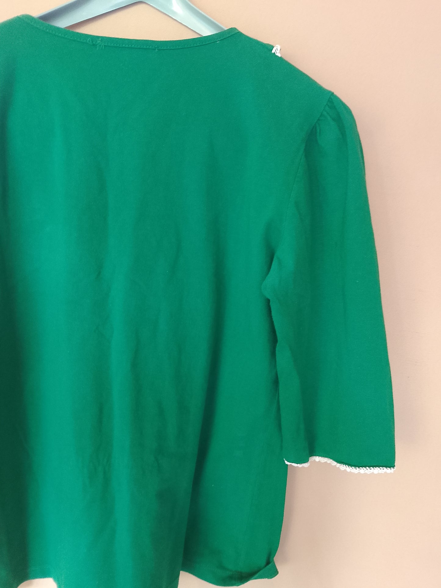 Elegant și cochet: Bluză verde cu volănaș și fundiță decorativă. Marime SXL.