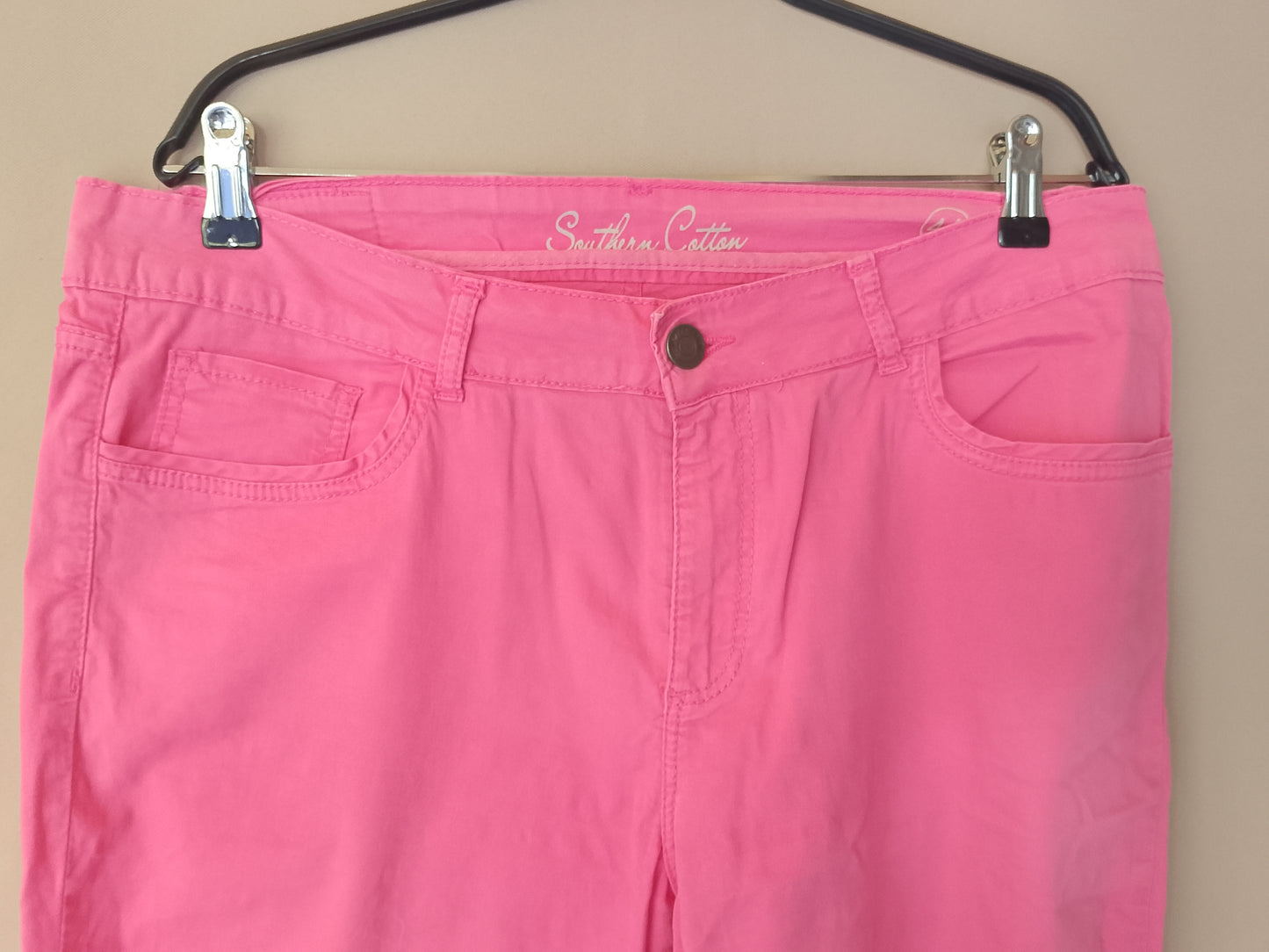 Culori vibrante pentru o vară plină de stil: pantaloni capri roz, marca Southern Cotton Marimea 44.