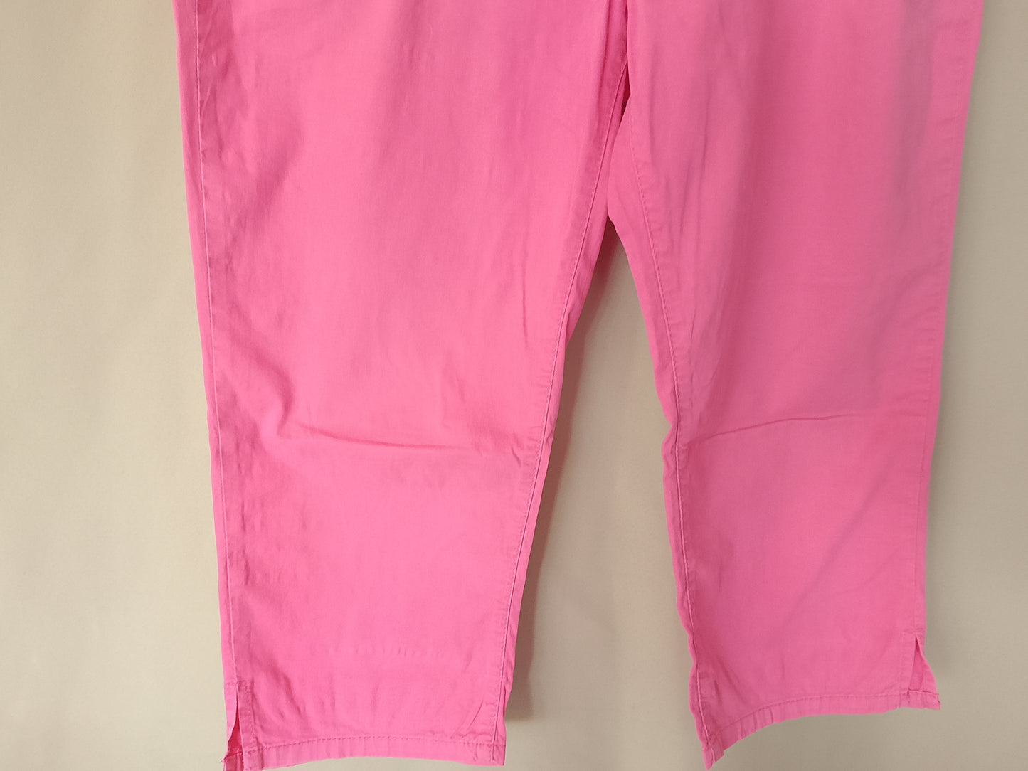 Culori vibrante pentru o vară plină de stil: pantaloni capri roz, marca Southern Cotton Marimea 44.
