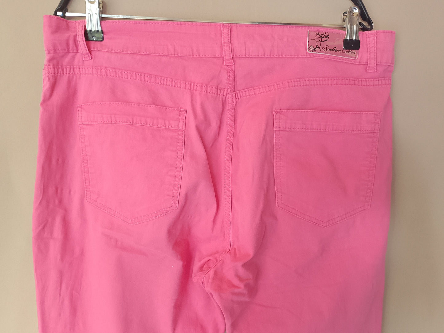 Culori vibrante pentru o vară plină de stil: pantaloni capri roz, marca Southern Cotton Marimea 44.