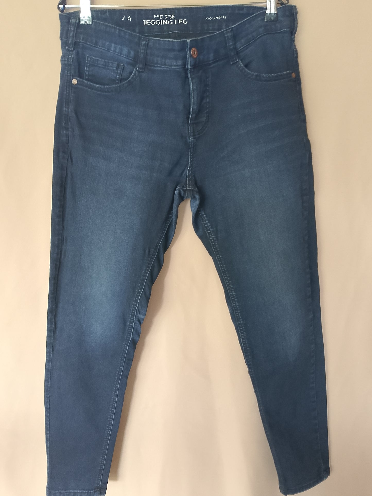 Clasicul reinventat: Jeggings albaștri, model Mid Rise de la Primark.