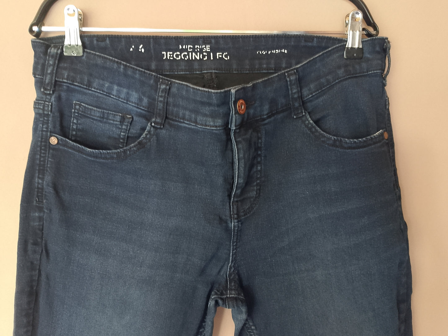 Clasicul reinventat: Jeggings albaștri, model Mid Rise de la Primark.