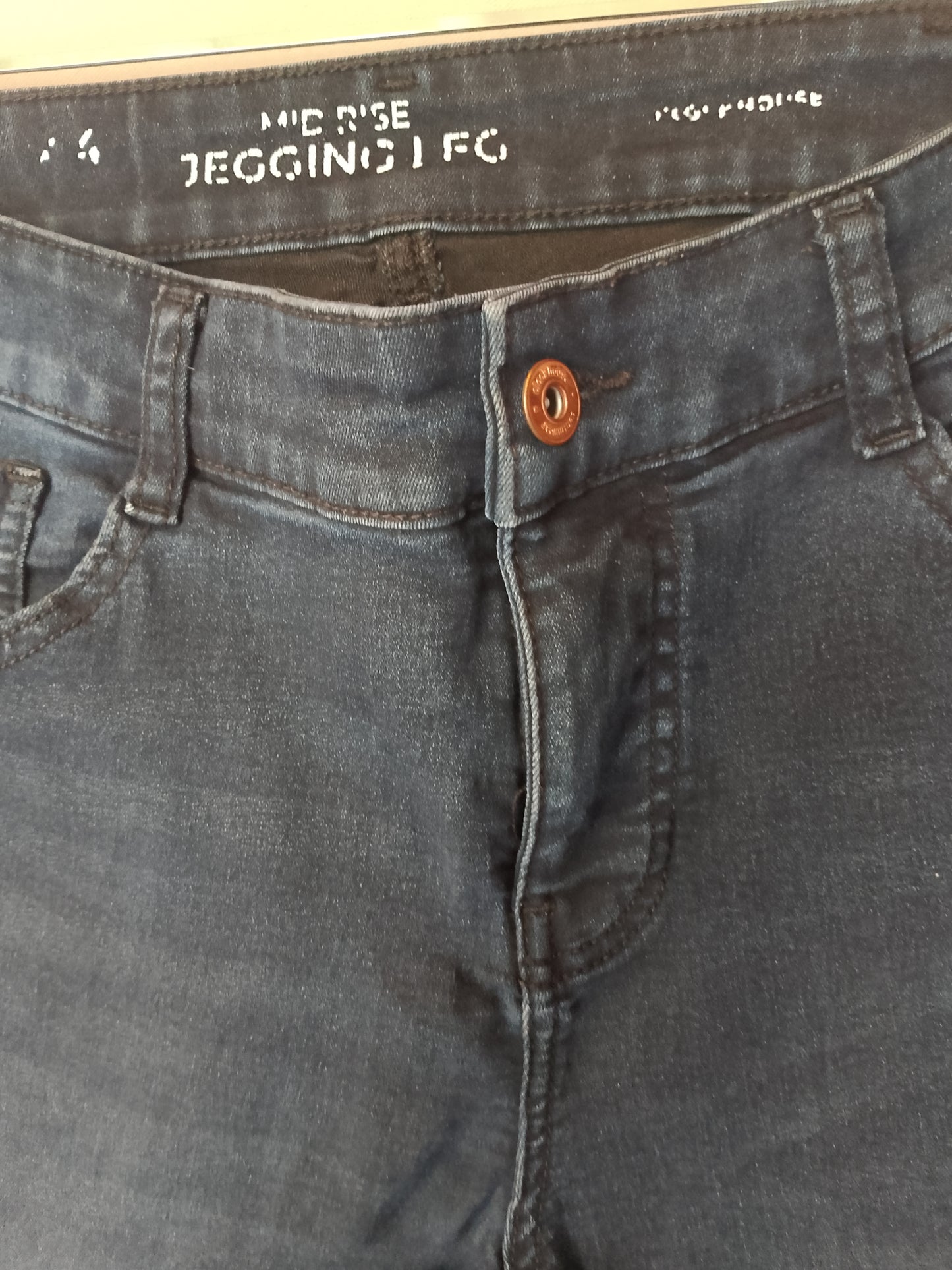 Clasicul reinventat: Jeggings albaștri, model Mid Rise de la Primark.