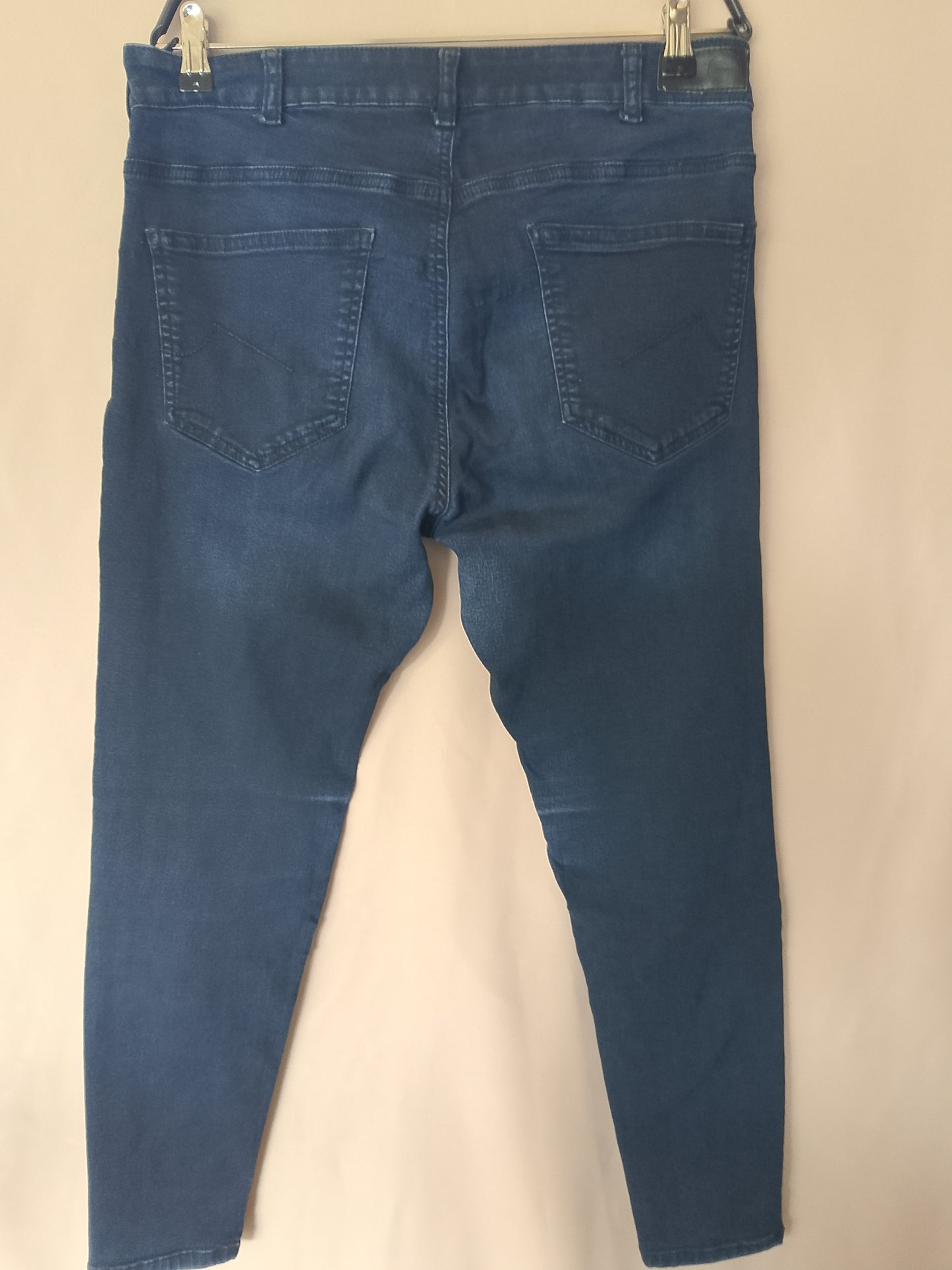 Clasicul reinventat: Jeggings albaștri, model Mid Rise de la Primark.