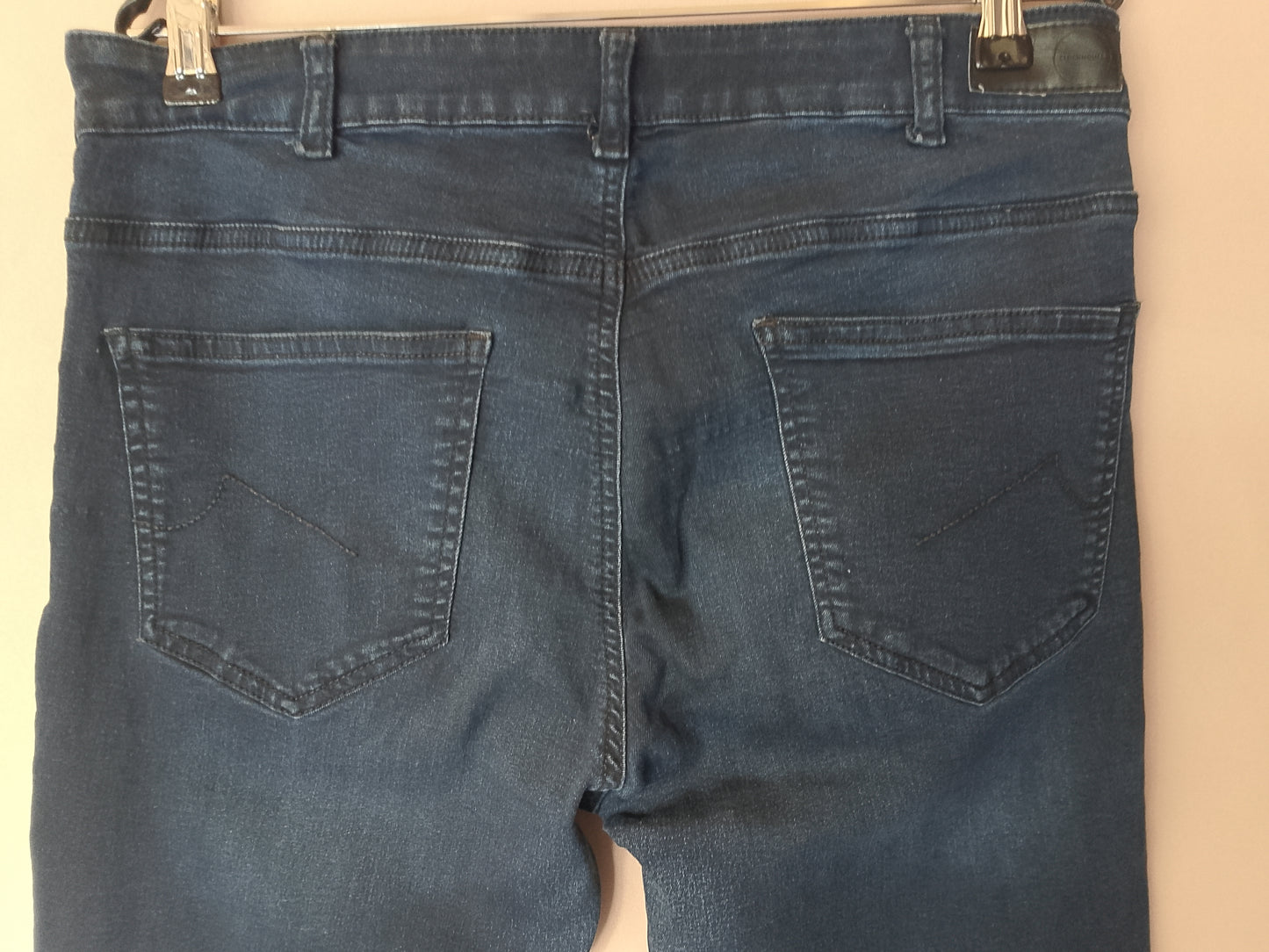 Clasicul reinventat: Jeggings albaștri, model Mid Rise de la Primark.