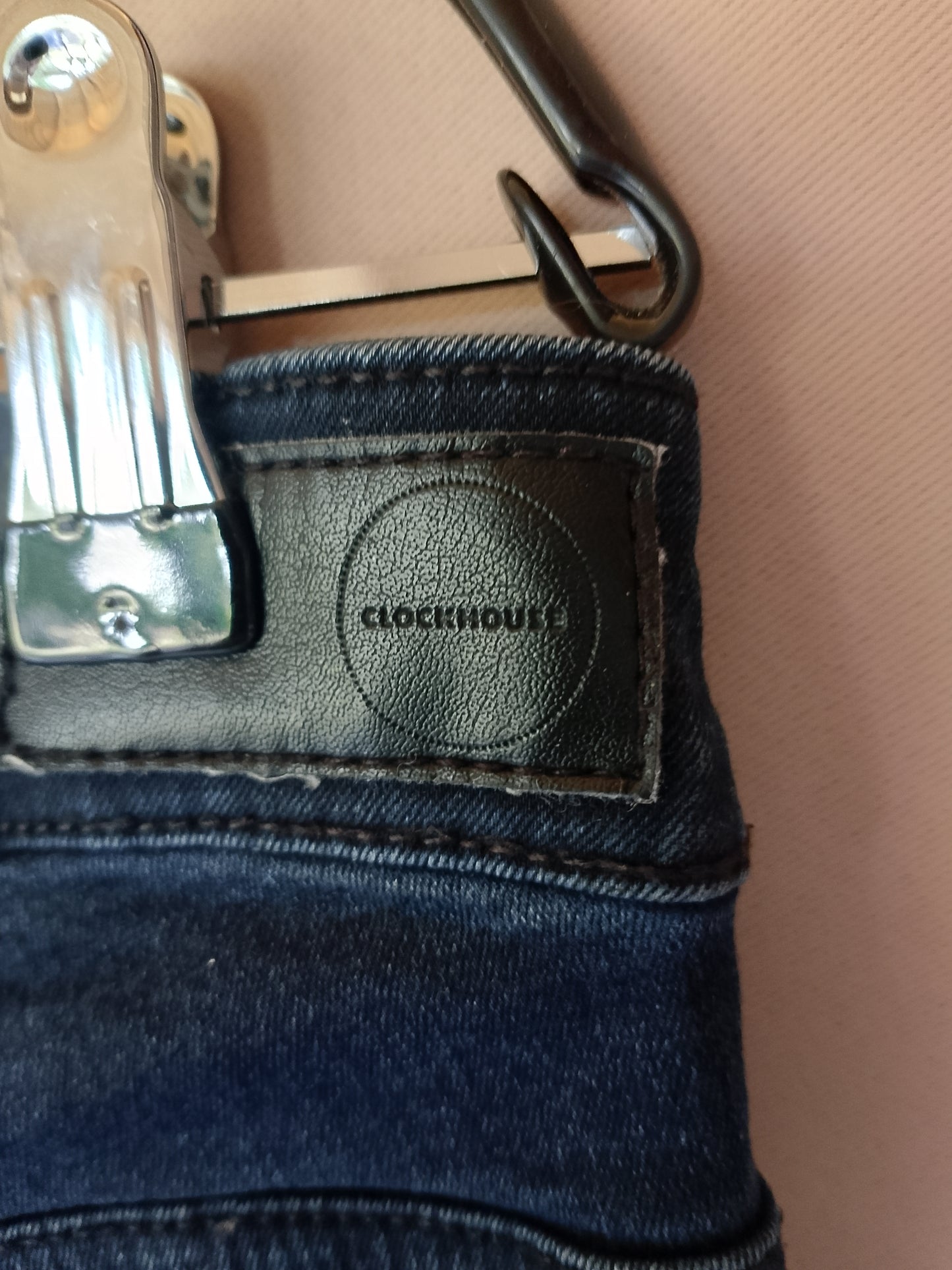 Clasicul reinventat: Jeggings albaștri, model Mid Rise de la Primark.
