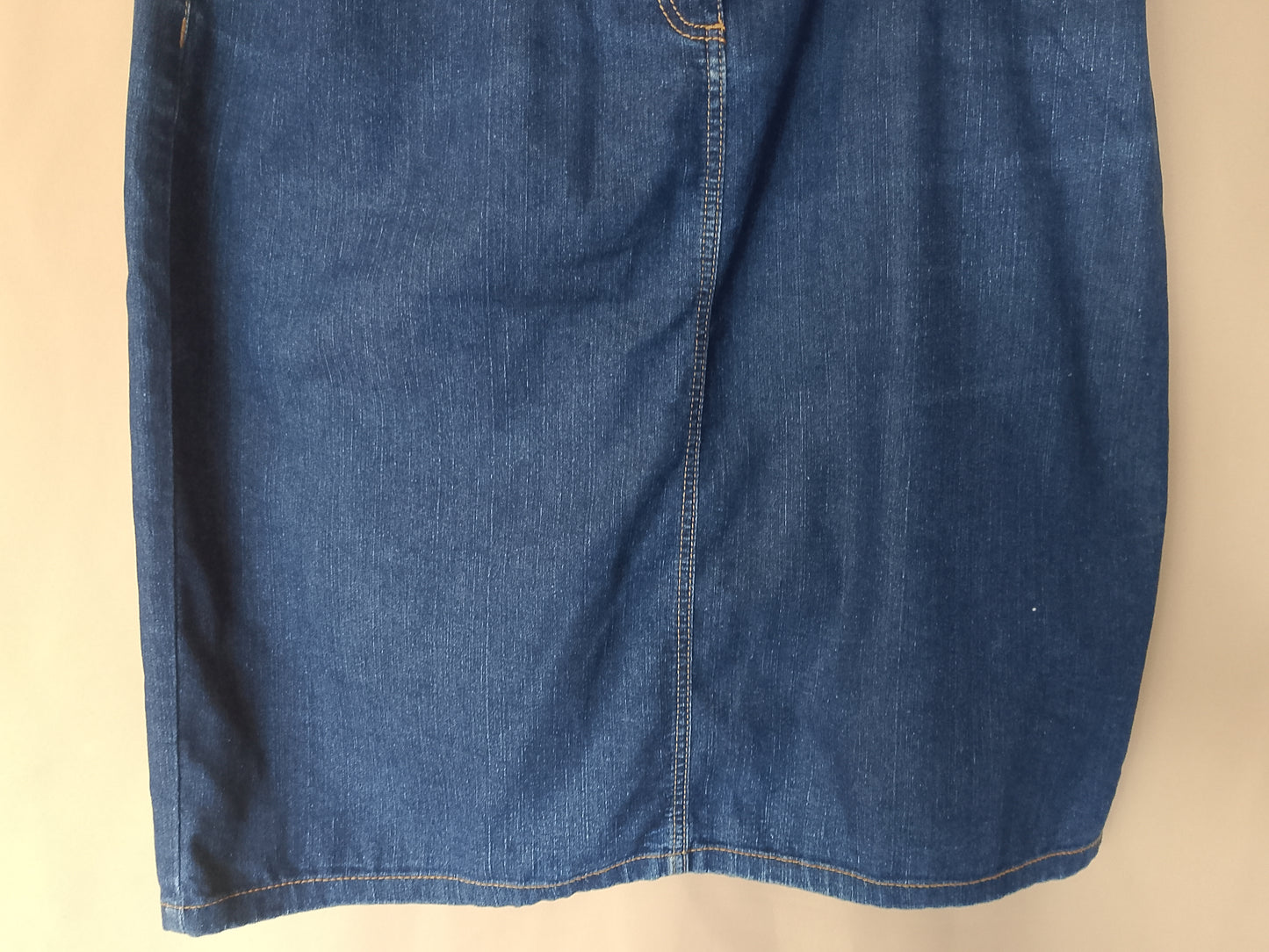 Fusta din denim, o piesă clasică ce nu se demodează niciodată. Marimea 44.