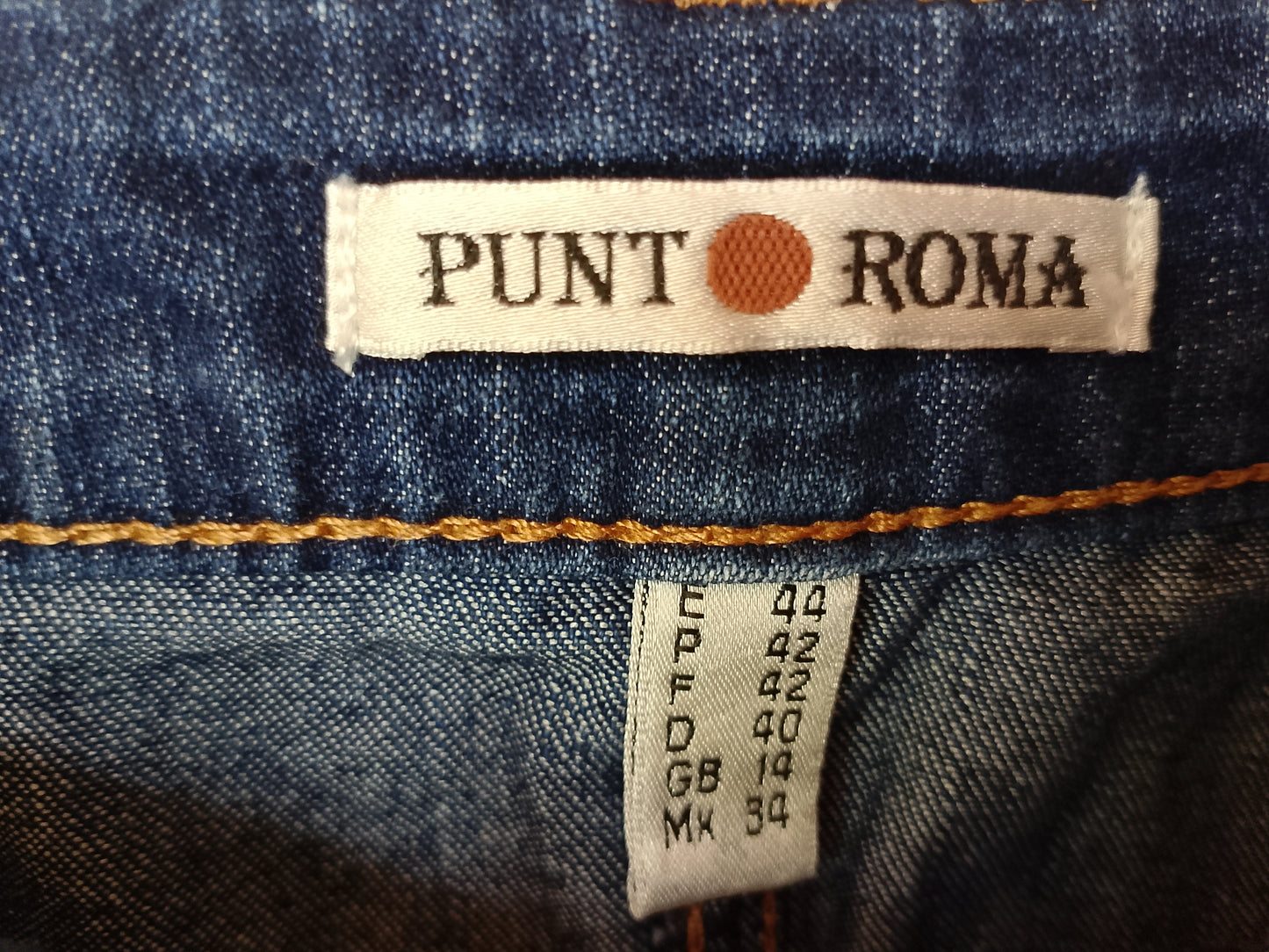 Fusta din denim, o piesă clasică ce nu se demodează niciodată. Marimea 44.